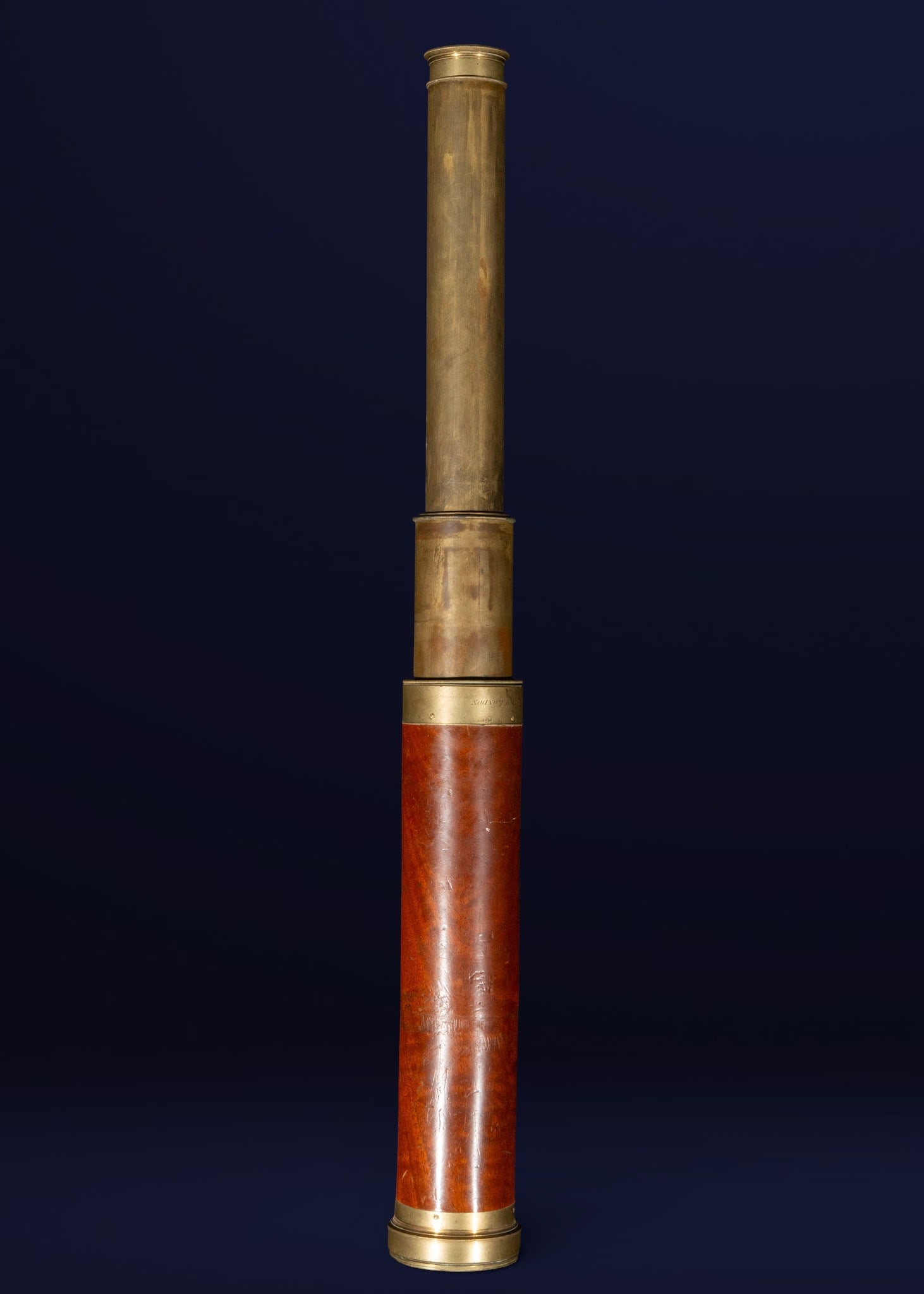 Antique extendable spyglass of a ship's captain - 19th century.: Brass and wood. Measures 58 x 7 x 7 cm.