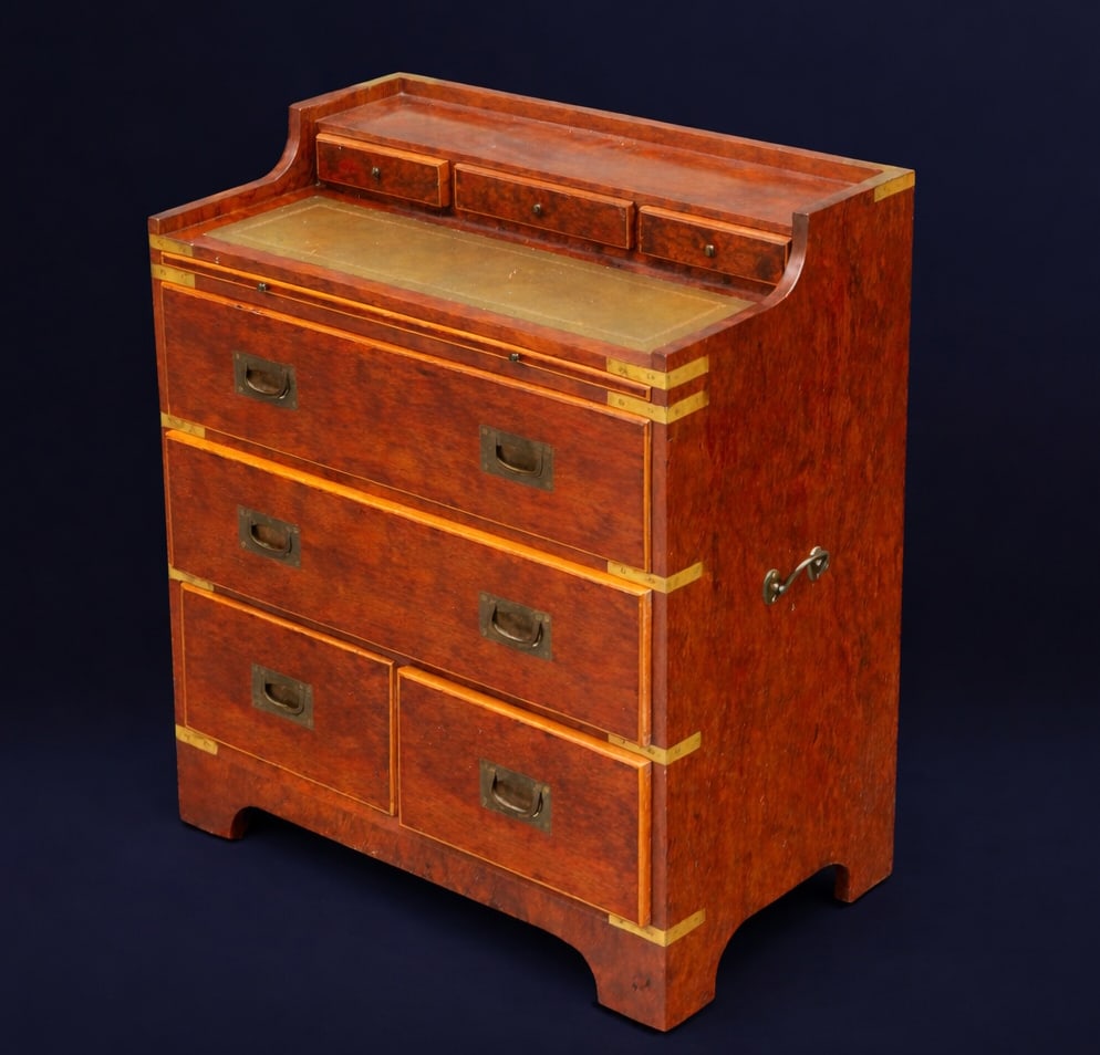 Ship's desk in camphor wood. Oriental school. 19th century.: Camphor wood with metal fittings. Measures 80 x 65 x 48 cm. This small ship's desk is designed for use in confined spaces, featuring a compact structure and clean lines. The camphor wood provides stre