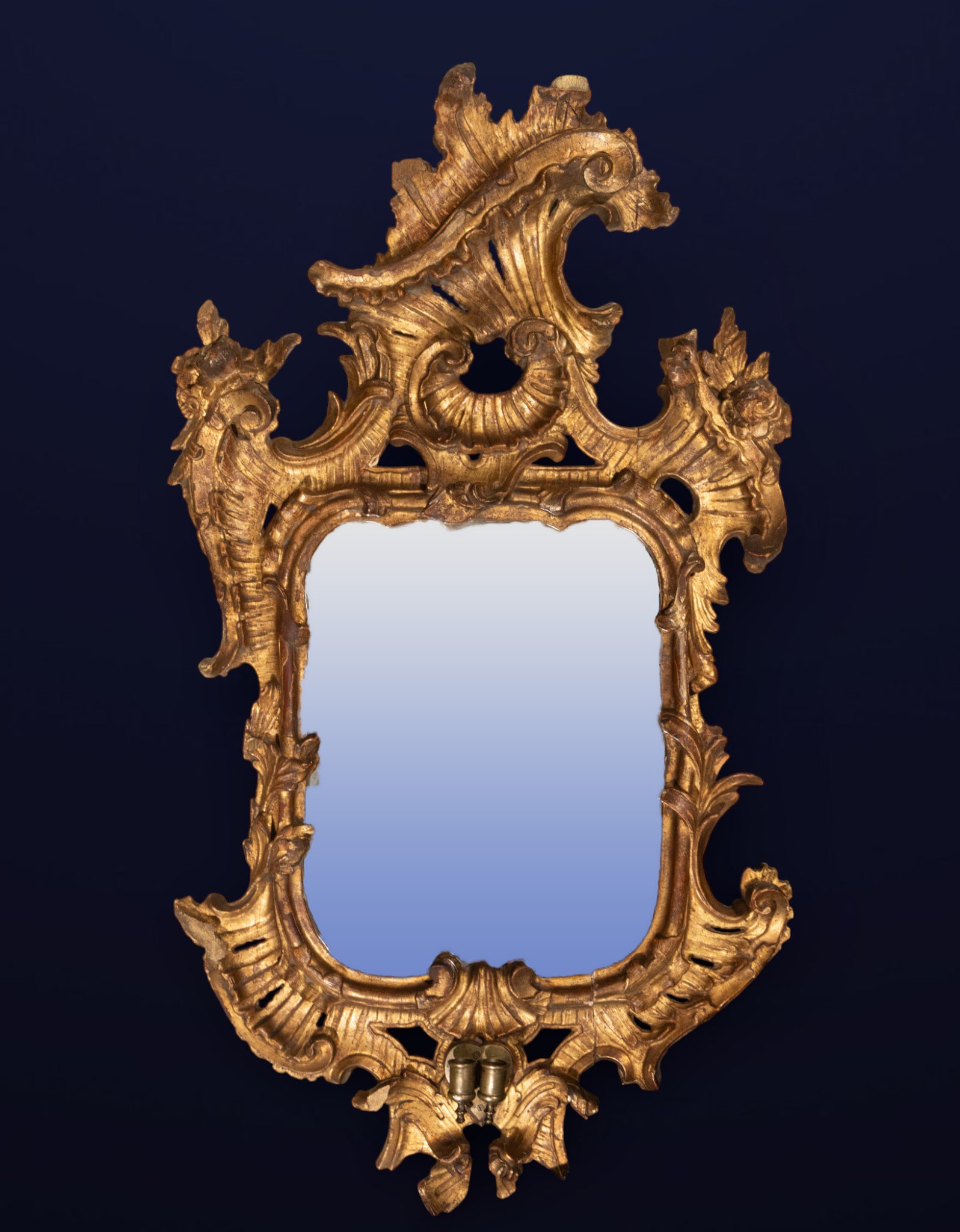 Venetian carved and gilded cornucopia. European school. 17th century: Carved and gilded wood. Measures 110 x 58 cm.