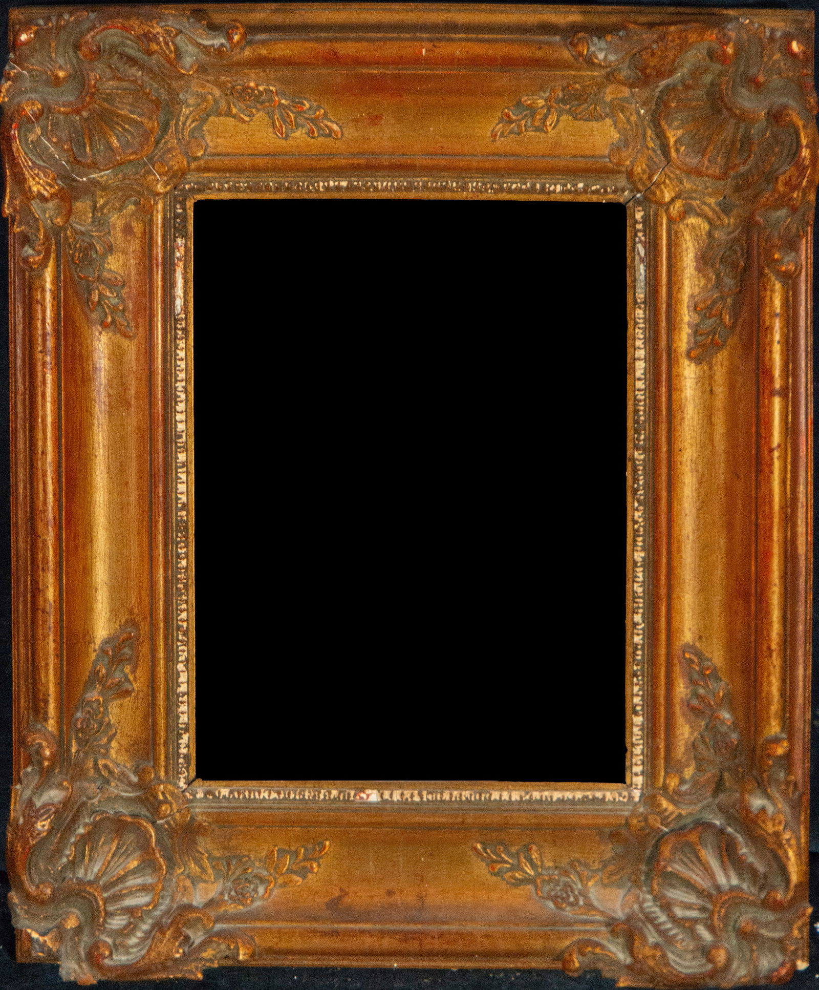 Marco. School of the 20th Century: 20th-century frame. Dimensions: 25 x 19 cm (lighting) and 38 x 33 cm overall. Carved and gilded wooden structure with Baroque-inspired decoration, articulated by stepped moldings and gently curved pro