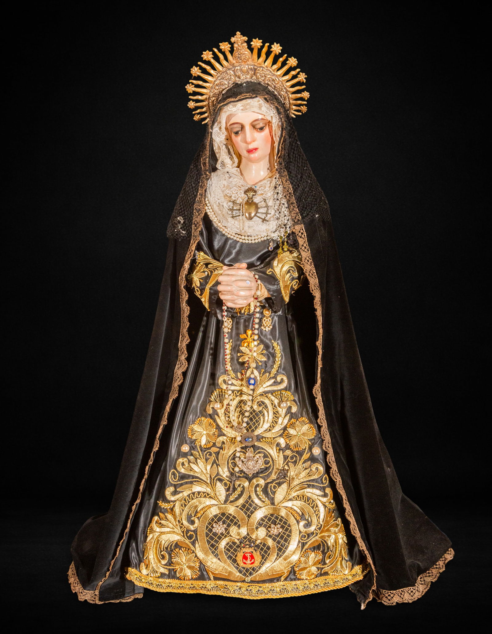 Our Lady of Sorrows, dressed statue of the Virgin of Peñaranda. Spanish School. 16th Century.: Polychrome wood carving for dressing. Measures 149 x 49 x 45 cm. The figure depicts the Virgin in prayer, with her hands clasped in front of her and her head slightly inclined, accentuating a profound