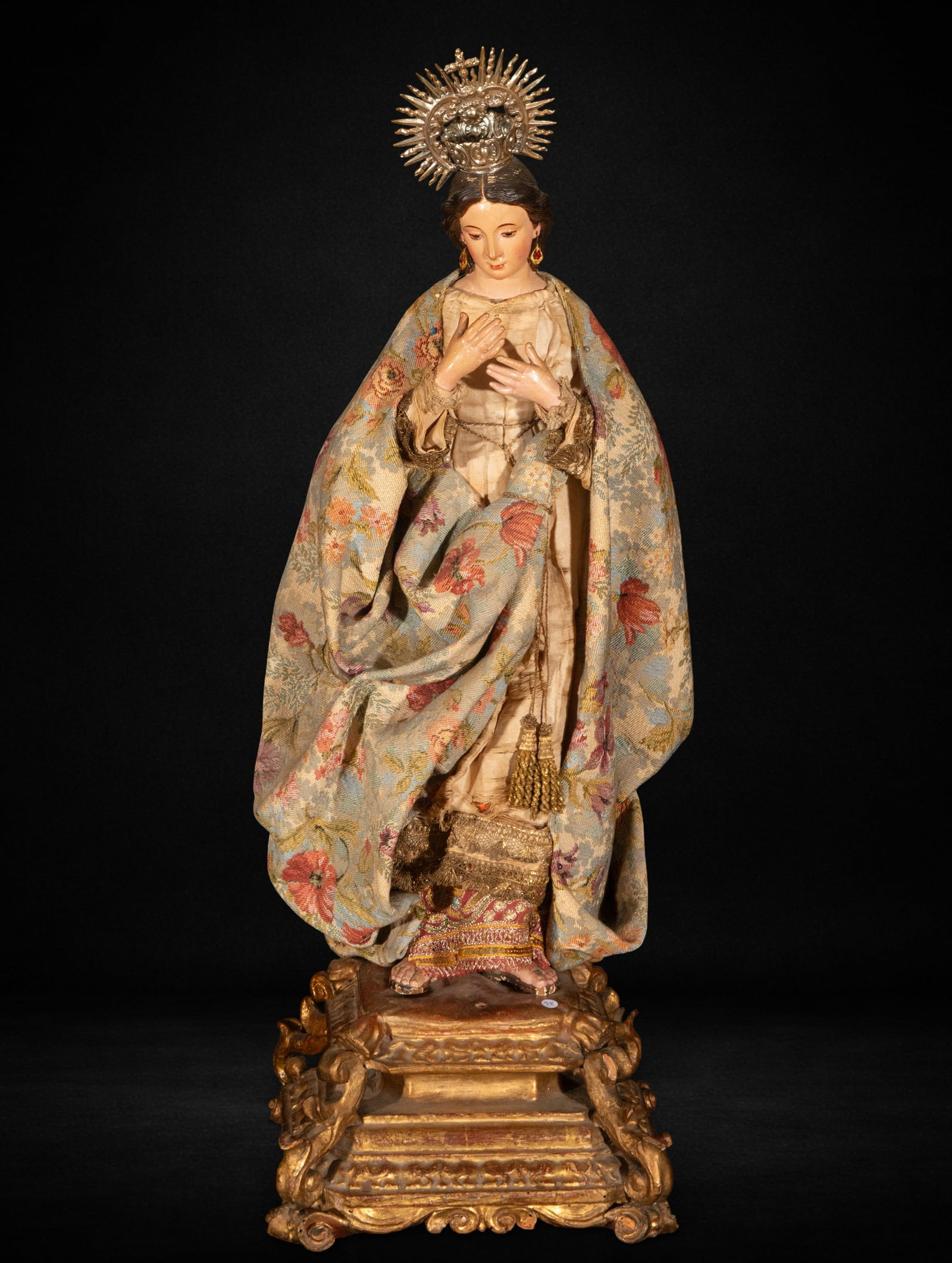 Virgin Capipota dress. 19th century: Polychrome wood carving for dressing. Measures 66 x 25 x 26 cm. The figure adopts a recollected pose with both hands crossed over the chest, emphasizing a gesture of humble acceptance. The youthful fa