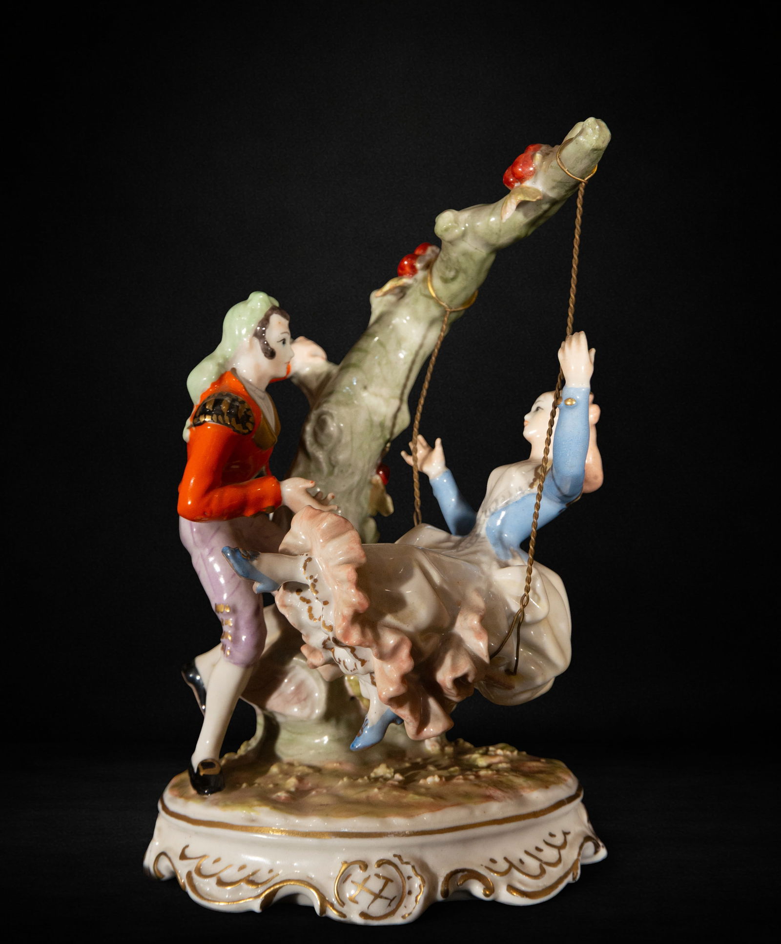 Porcelain couple set: Porcelain set of a couple swinging, measuring 20 cm x 12 cm x 10 cm
