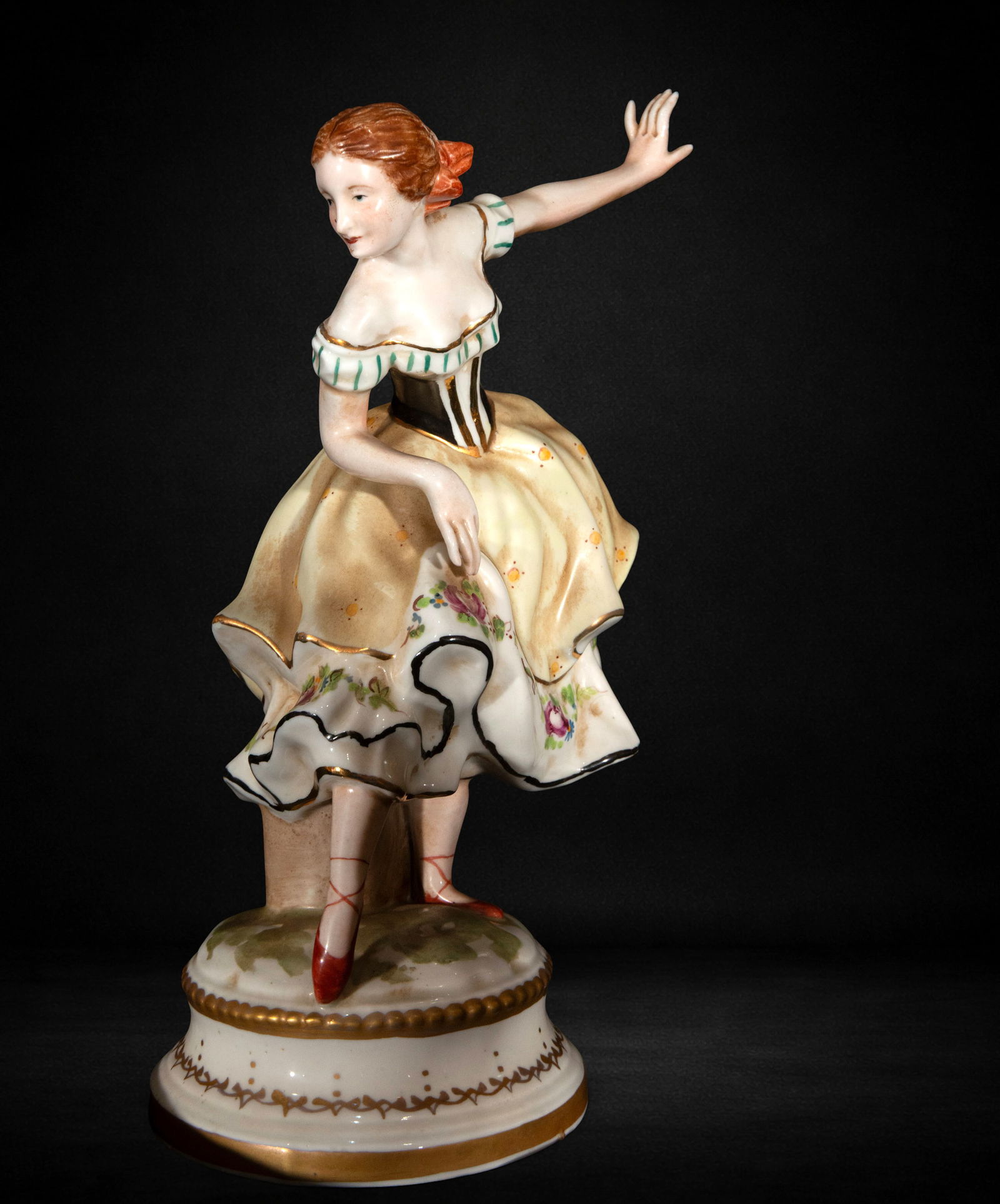 Porcelain figurine of the ballerina (1 of 3)