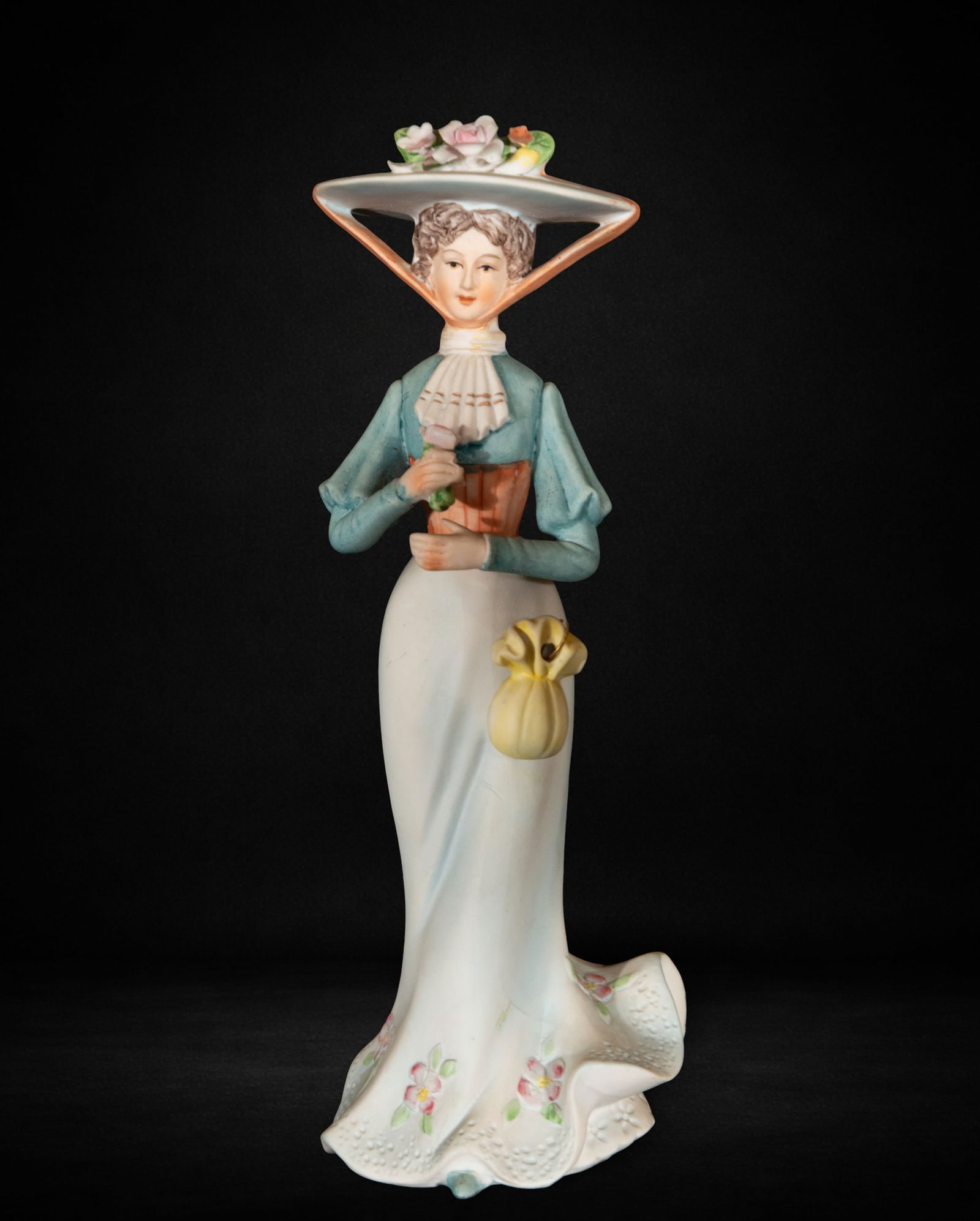 Porcelain figurine of a lady with a hat (1 of 4)