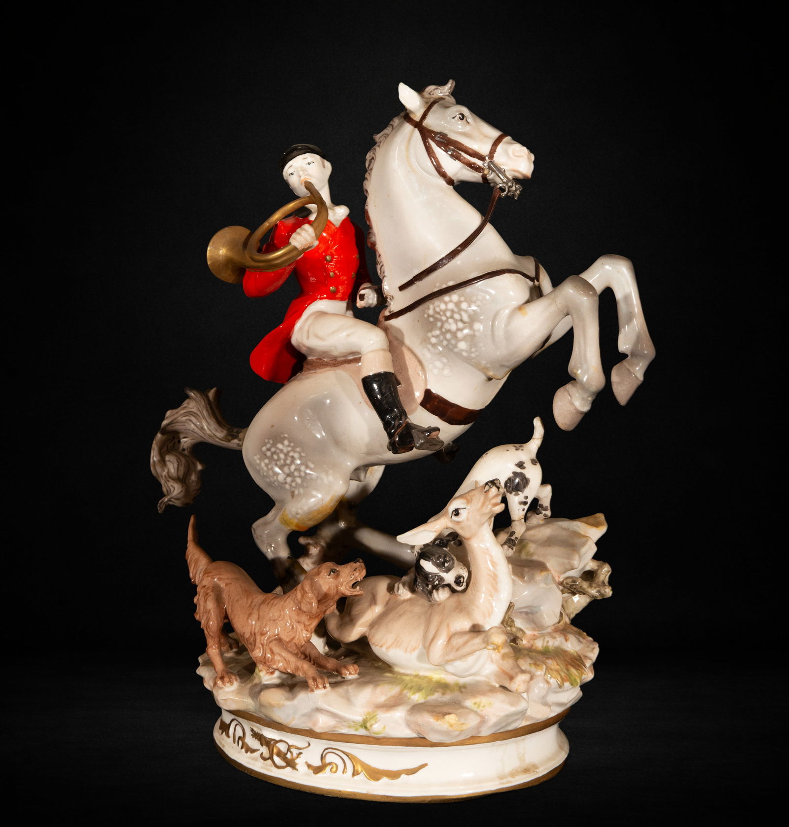 Porcelain rider group: Porcelain group of horsemen hunting, measures 31 cm x 23 cm x 18 cm