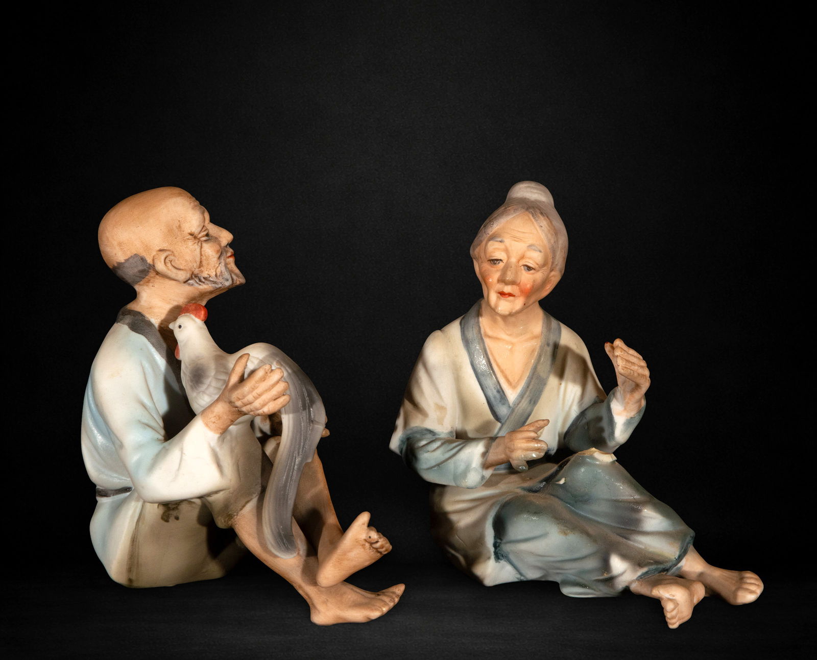 Porcelain couple of elderly people: Porcelain couple of elderly figures, measuring 13 cm x 6 cm x 13 cm