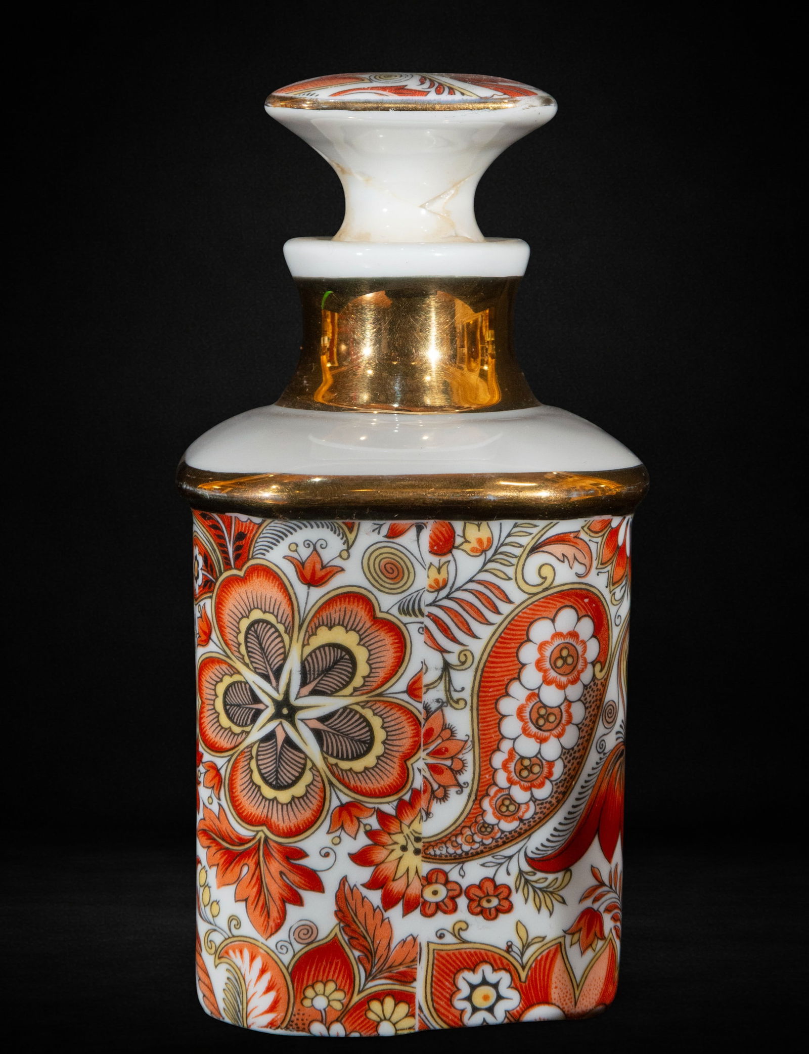 Porcelain lemon bottle: Porcelain lemon bottle, measures 16 cm x 8 cm x 8 cm