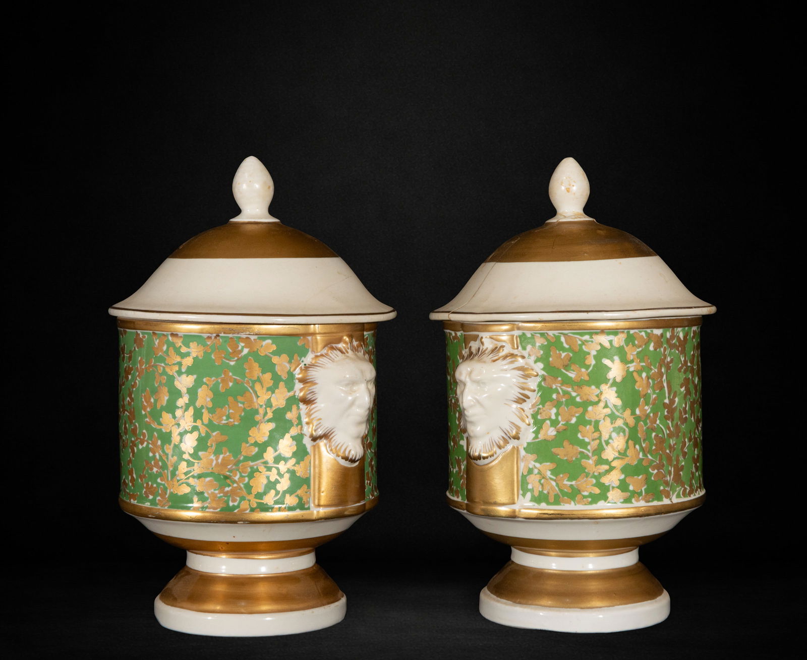 Pair of lemon vases with several flaws: Pair of lemon vases with several flaws, measuring 25 cm x 17 cm x 15 cm