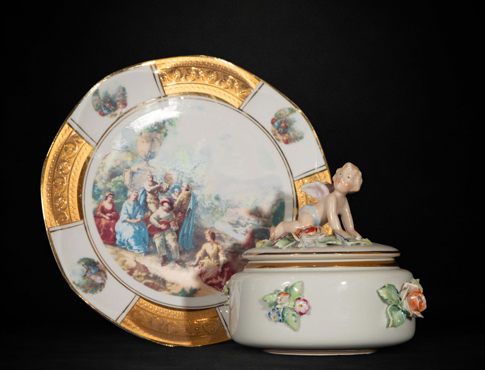 Porcelain plate and box: Porcelain plate and box, measuring 19 cm x 24 cm x 24 cm