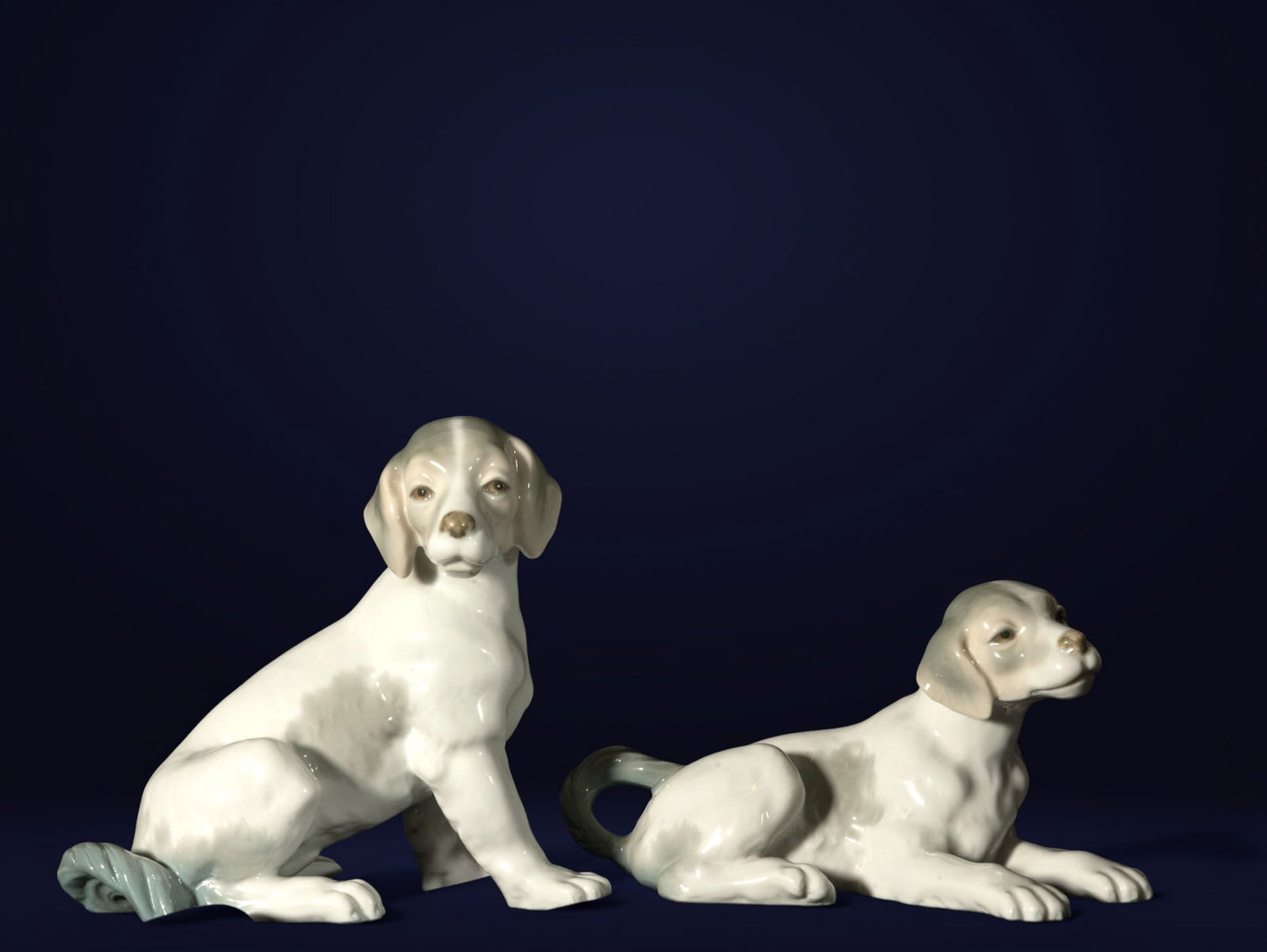 Pair of Rosa Lladro Beagle Hound Dogs, 20th Century (1 of 6)