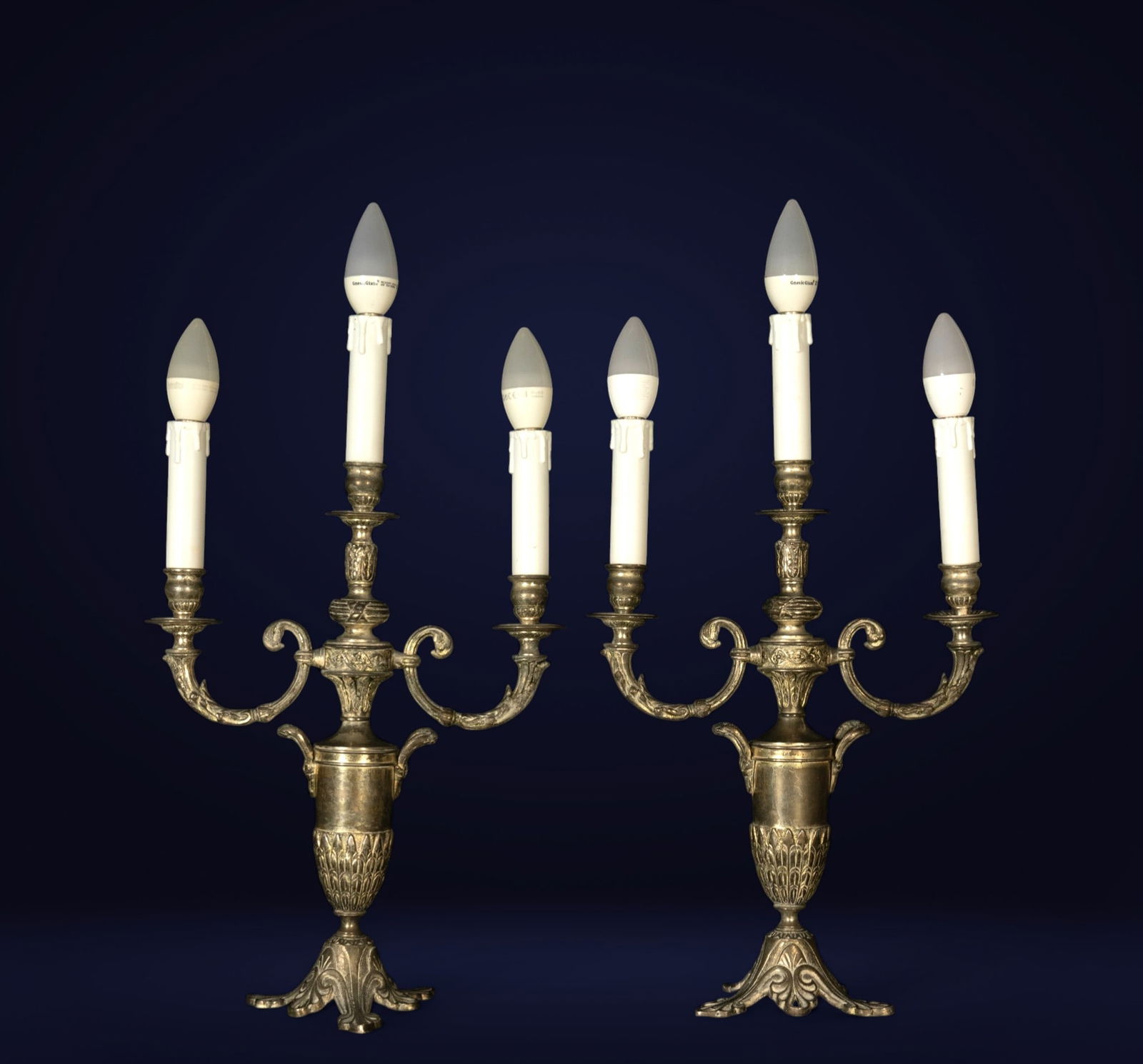 Pair of distinguished Louis XVI candlesticks in silver-plated bronze (1 of 2)