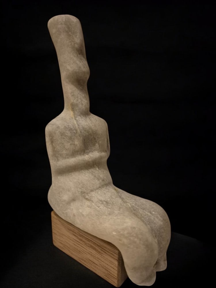 Neolithic steatopygous female figure in marble – No. 2 (Eastern Europe / Black Sea, c. 5000–3000: White-gray marble. Steatopygeous female idol (“Mother Goddess”), with folded arms and fertility symbols typical of the Neolithic period. Measurements: height approx. 26.0 cm; weight approx. 55
