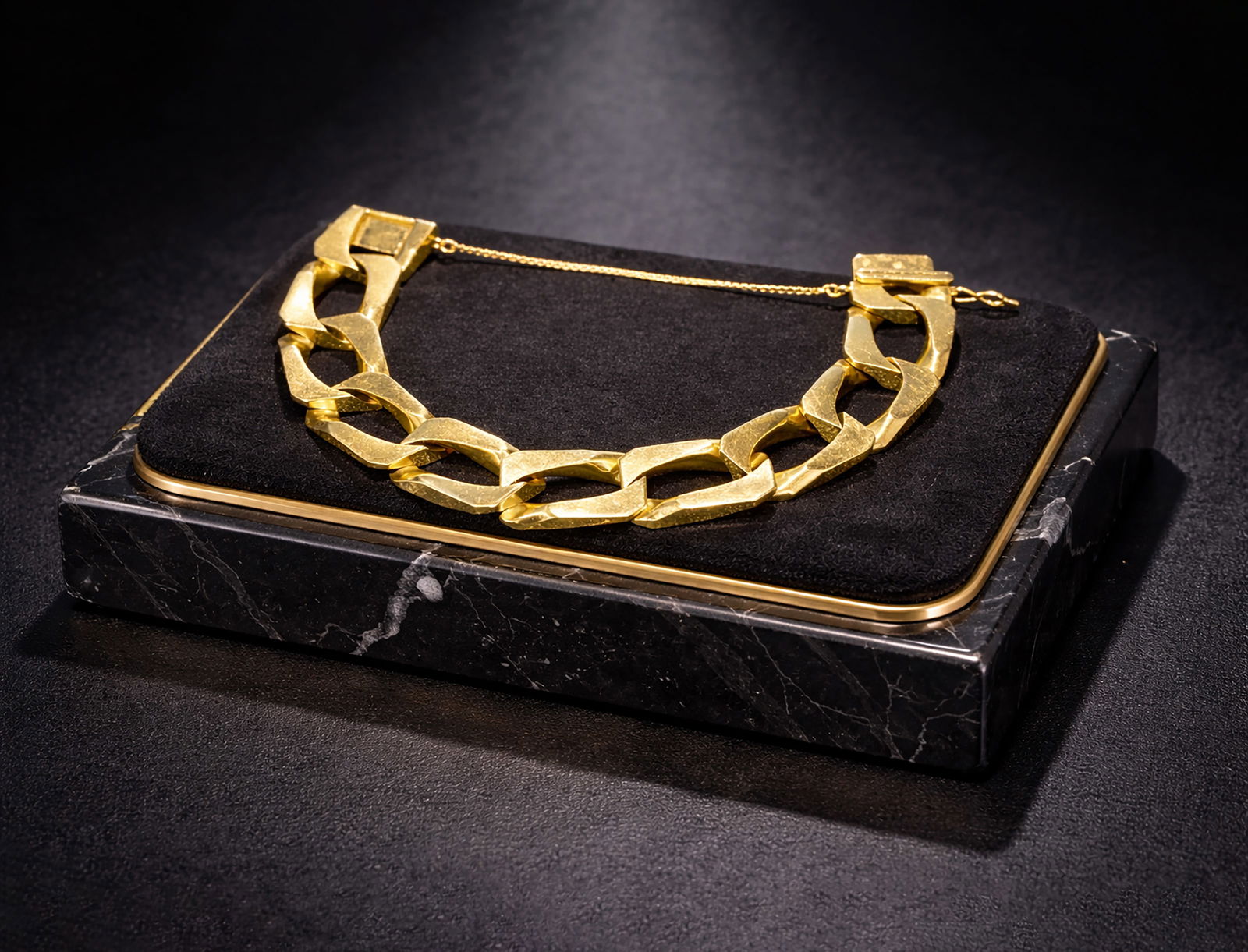 SPECTACULAR MASSIVE 58.63G 18K OR MORE 825 GOLD MENS BRACELET: Weight 58.63g - Marked 825, in 18k gold or higher purity. The 825 hallmark corresponds to 20k gold; purity of at least 18k is guaranteed, acid-tested in our auction room. Bracelet dimensions (closed):