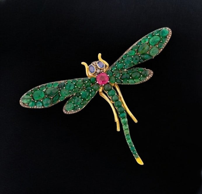 Dragonfly-shaped brooch with emeralds, sapphires, tourmalines and diamonds (1 of 2)
