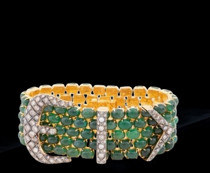 Wide bracelet of emeralds and diamonds: A wide bracelet crafted in 925 sterling silver with gilding throughout, featuring a clasp incorporating a 14-karat gold element. The decoration consists of a profusion of natural emeralds and rose-cut
