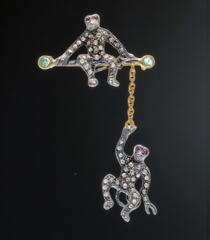 Pendant brooch with monkey motif, emeralds, spinels and diamonds (1 of 1)
