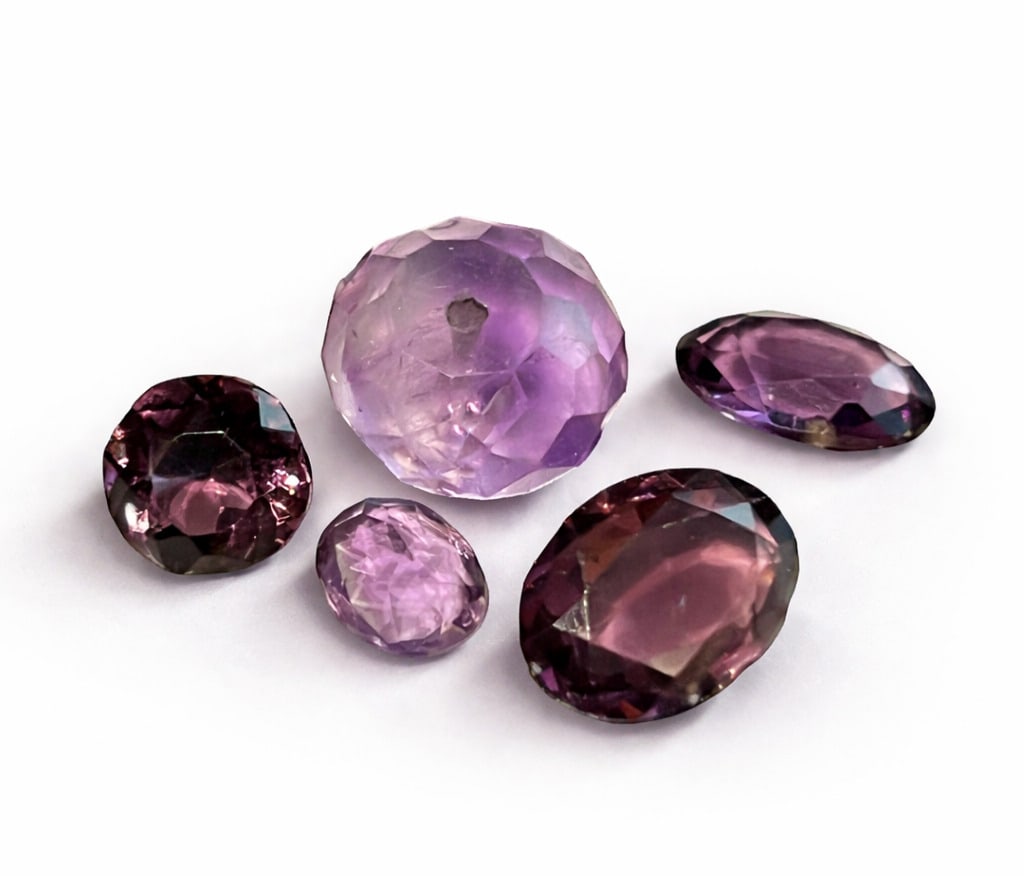 LOT OF 27.3 CT OF CUT AMETHYSTS: 27.3CT TOTAL ORIGIN: STOCK OF A RETIRED JEWELER.