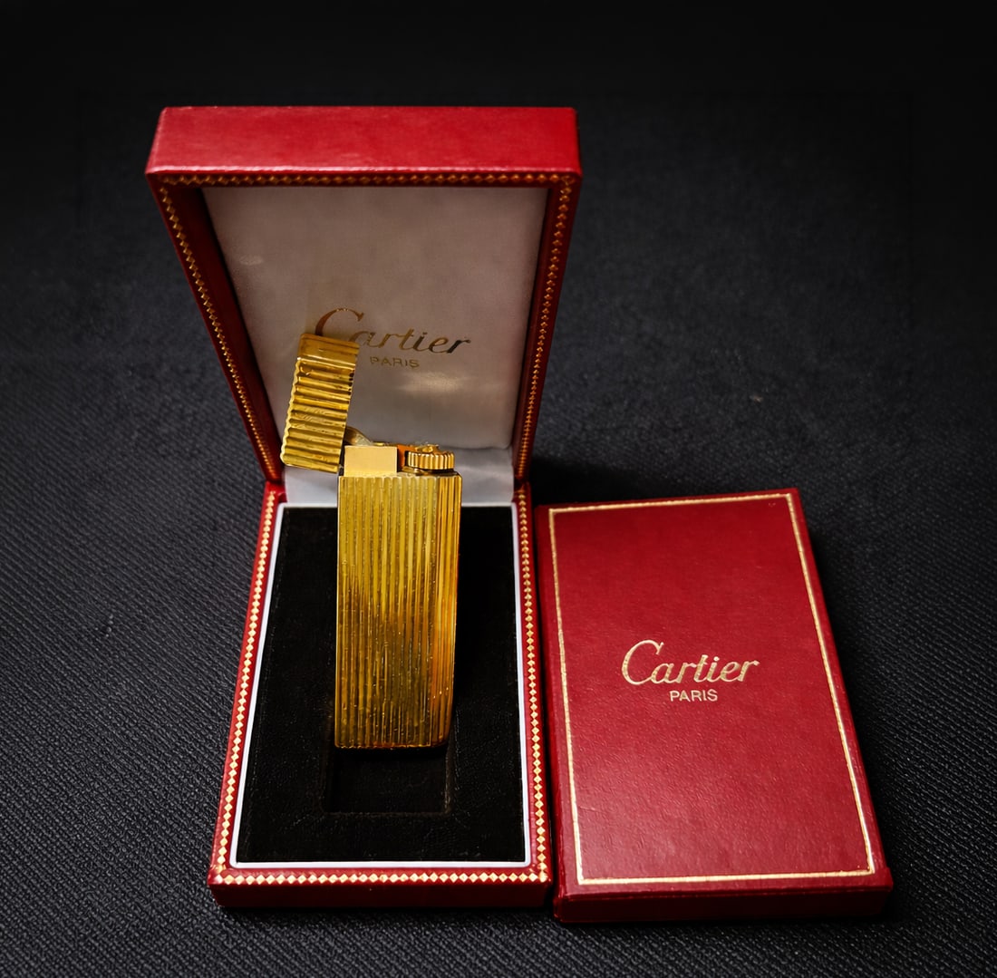 Elegant Cartier lighter from the 80s-90s with case and certificate: Case and accessories included. Good original condition.