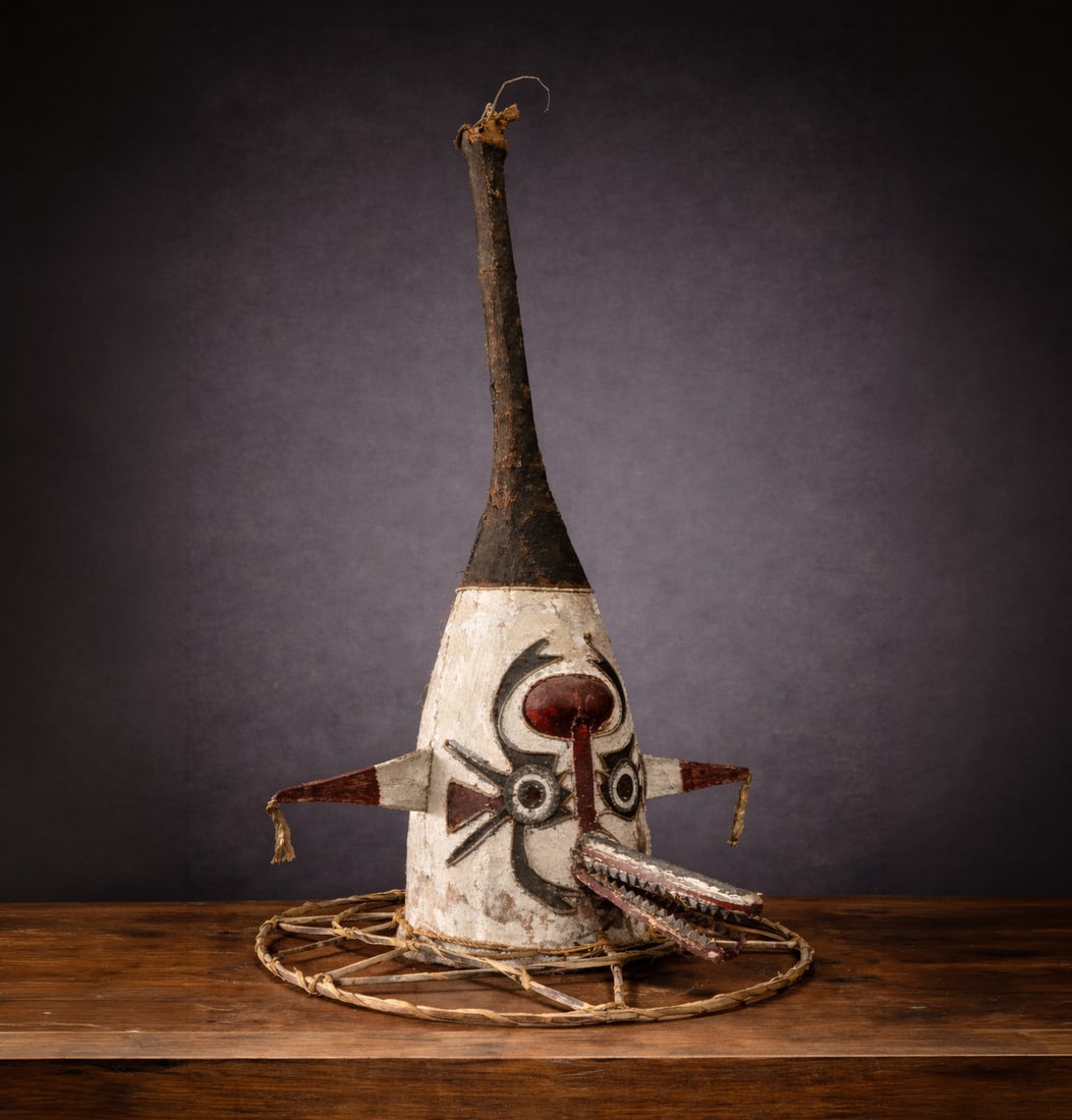 Elema bird mask - Oceania - 20th century: 95 x 60 cm. Period/Year: 1960. Materials: Pigment, woven plant fiber, braided plant material, clay pigments. Provenance: Ricardo Ostalé Collection - Collected in the field by George J. Craig (Peru 19