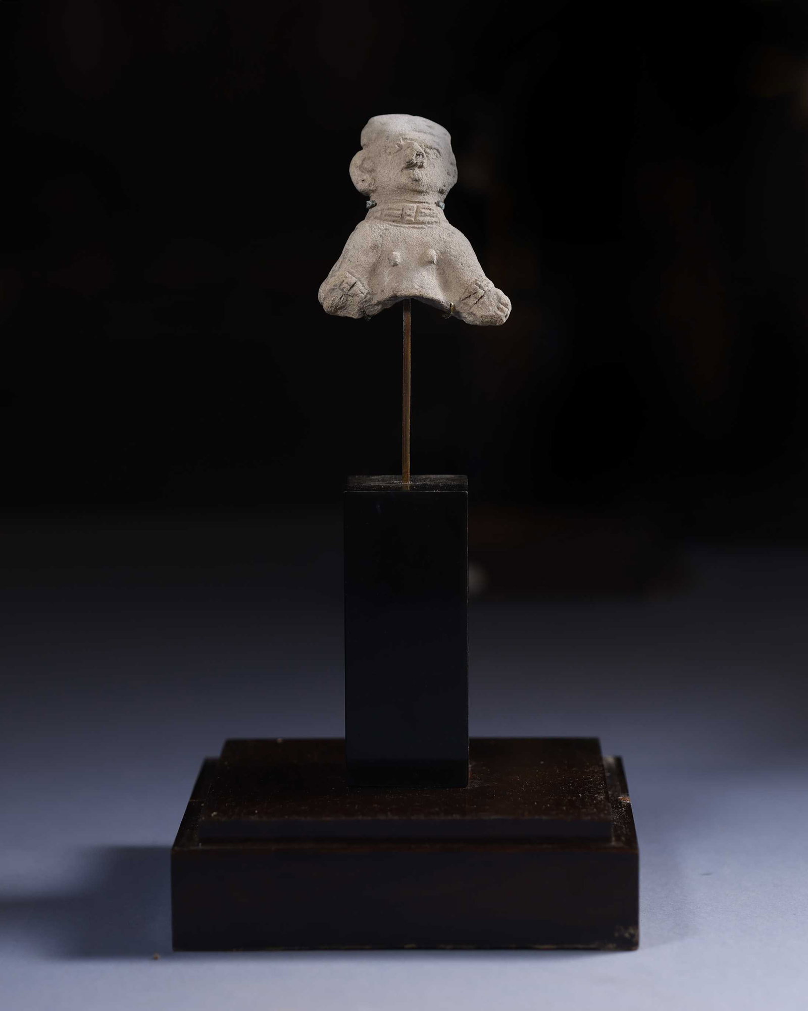 Pre-Columbian sculpture Tumaco La Tolita Pre-Columbian America: Terracotta. Size: 7 x 4 x 3 cm.