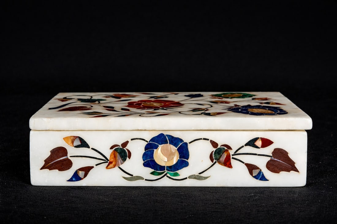 Beautiful Mughal Indian box in hard stones and marble, 20th century: 10 x 15 x 4 cm