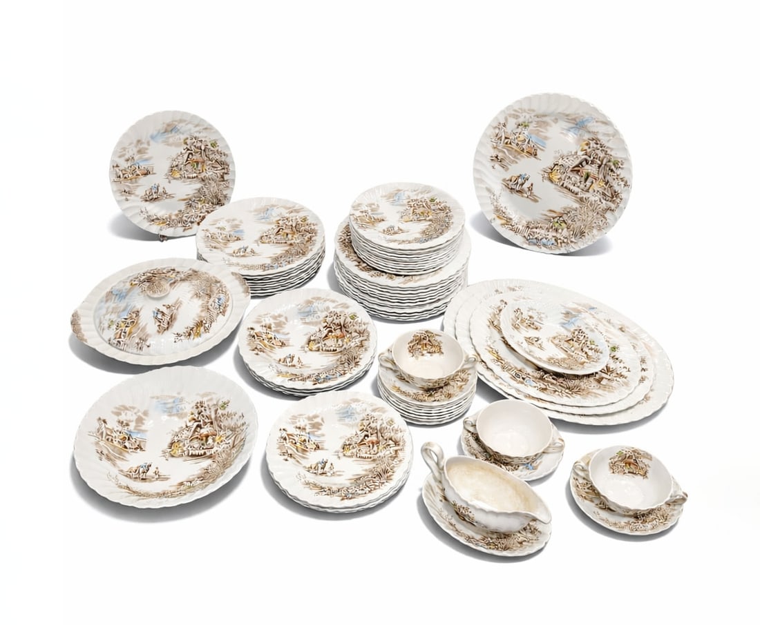 81 PIECE DINNERWARE SET “HAPPY ENGLAND??, JOHNSON BROS PORCELAIN, 1940s – ENGLAND: Material: Porcelain - Model: “Happy England” - Manufacturer: Johnsons Bros - Period: 1940s - Country of origin: England - Good condition considering its age and use - Dimensions (per unit): -