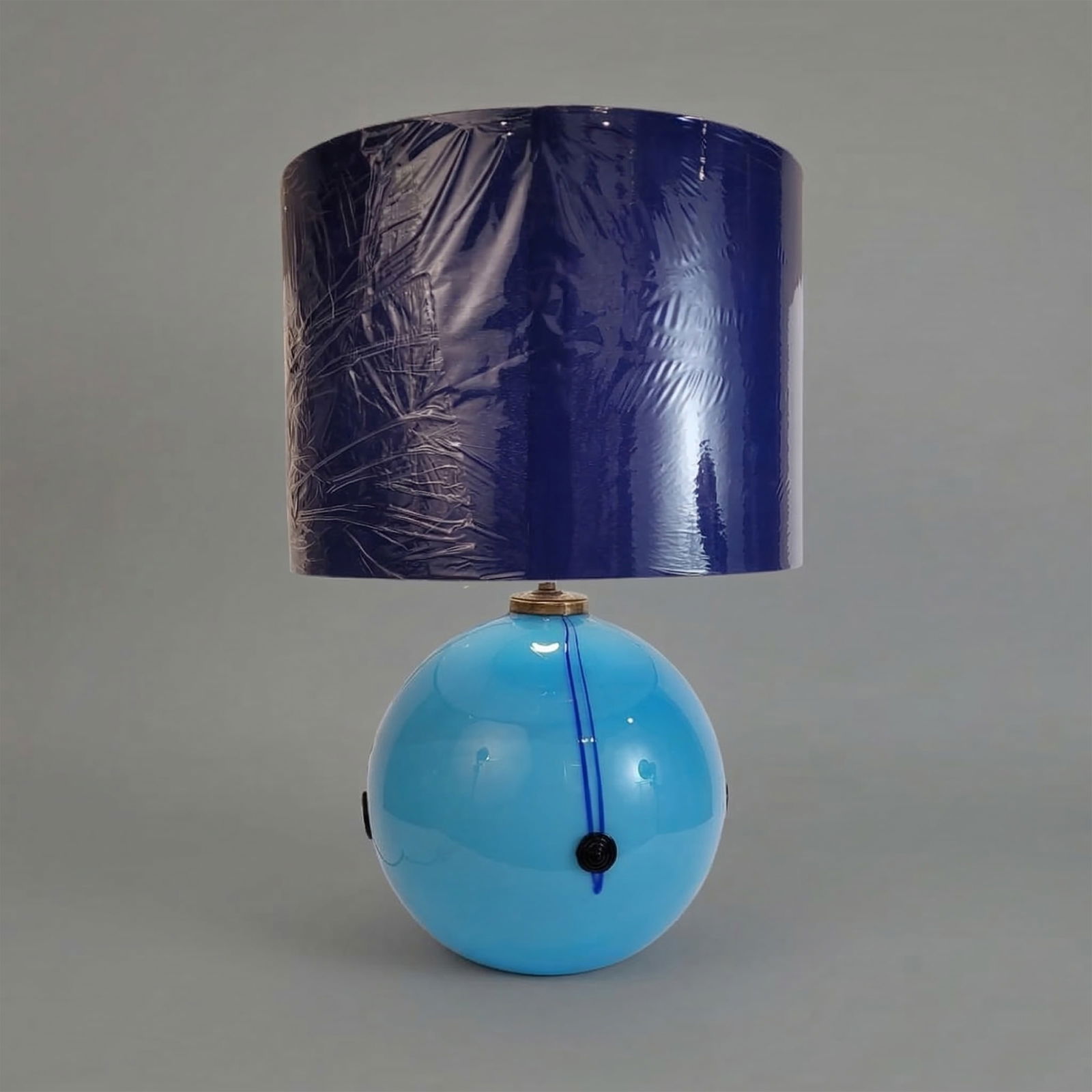 ART DECO TABLE LAMP, BLUE GLASS SPHERE, CHARLES SCHNEIDER WORKSHOP, 1940s – FRANCE: Material: Glass. Style: Art Deco, following the workshop of Charles Schneider. Period: 1940s. Country of origin: France. Good condition considering its age and use. Overall dimensions: 54 x 30 x 30 cm