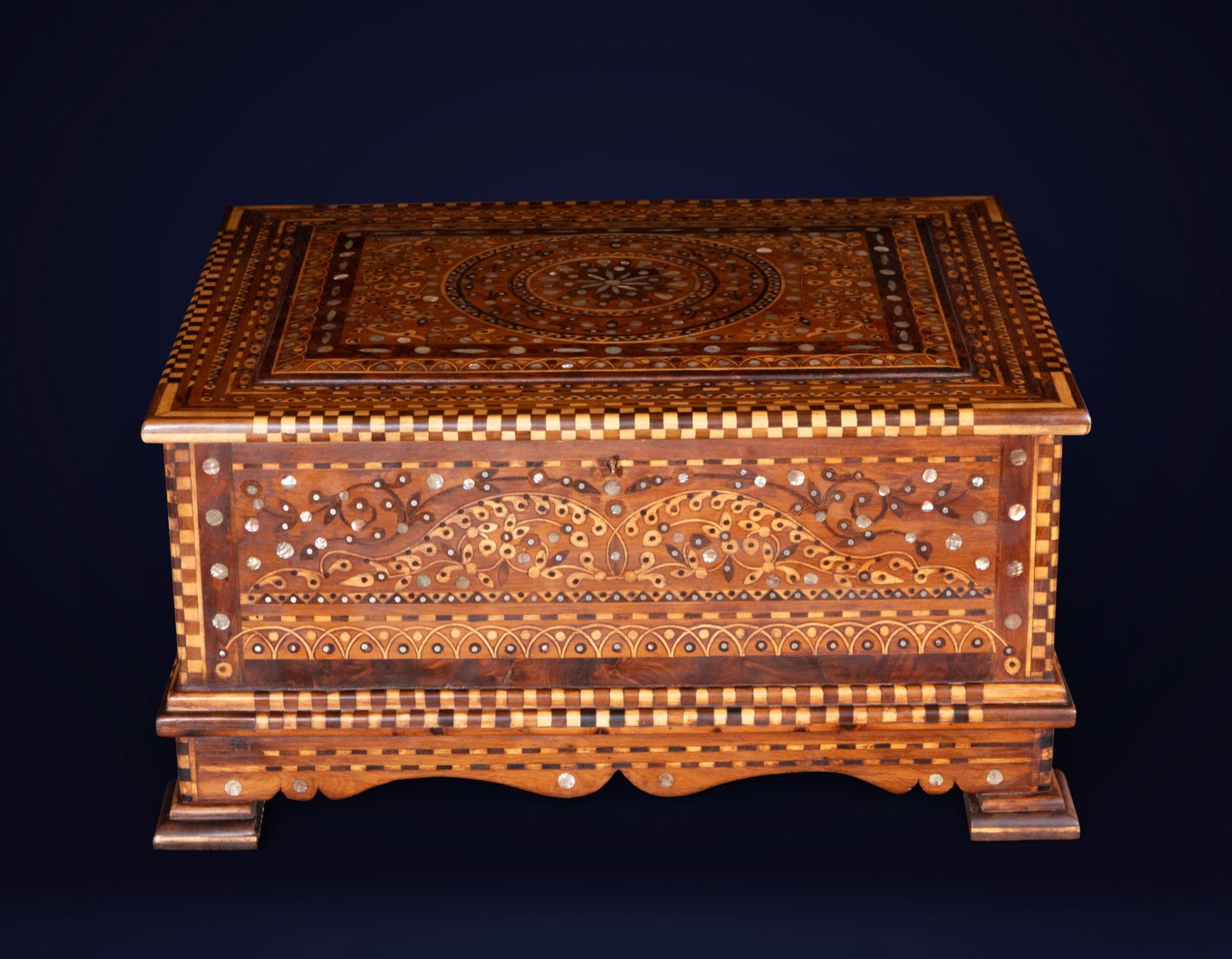Marquetry box with mother-of-pearl, Oriental school, 19th century (1 of 5)
