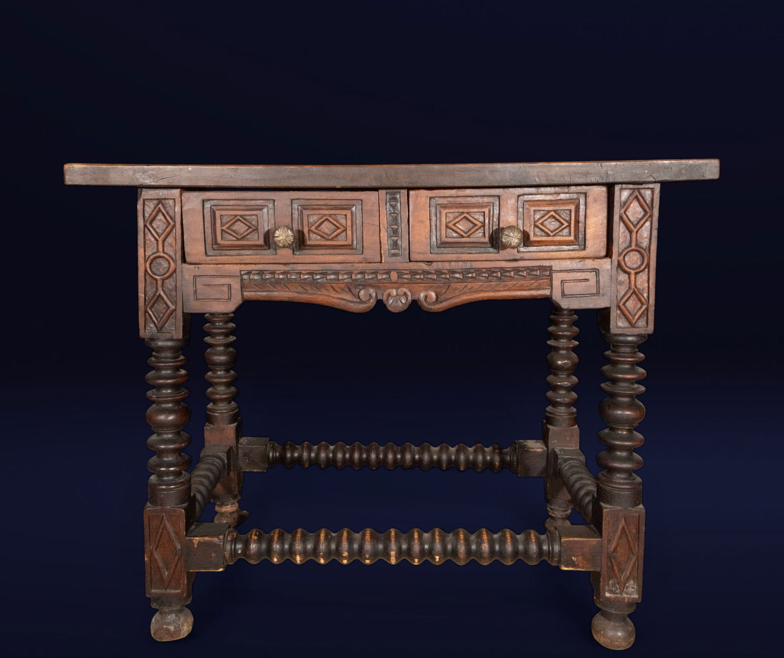 Walnut chest of drawers, Spanish school, 17th century: Walnut. Dimensions: 80 x 92 x 51 cm. A solidly built chest of drawers with a front carved with geometric designs, a decorated apron, and turned legs joined by a stretcher bar. The richness of the reli