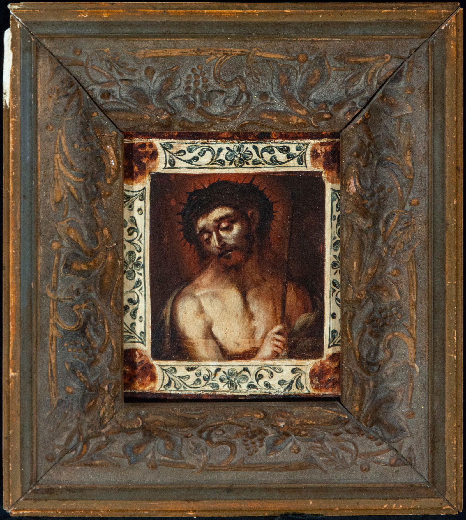 Ecce Homo, Granada master, 17th - 18th century: Oil on panel. Dimensions: 20 × 16 cm / 30 × 34 cm. A small devotional image of Christ crowned with thorns, his head bowed and his gaze lowered, framed by an intimate and contemplative composition. T