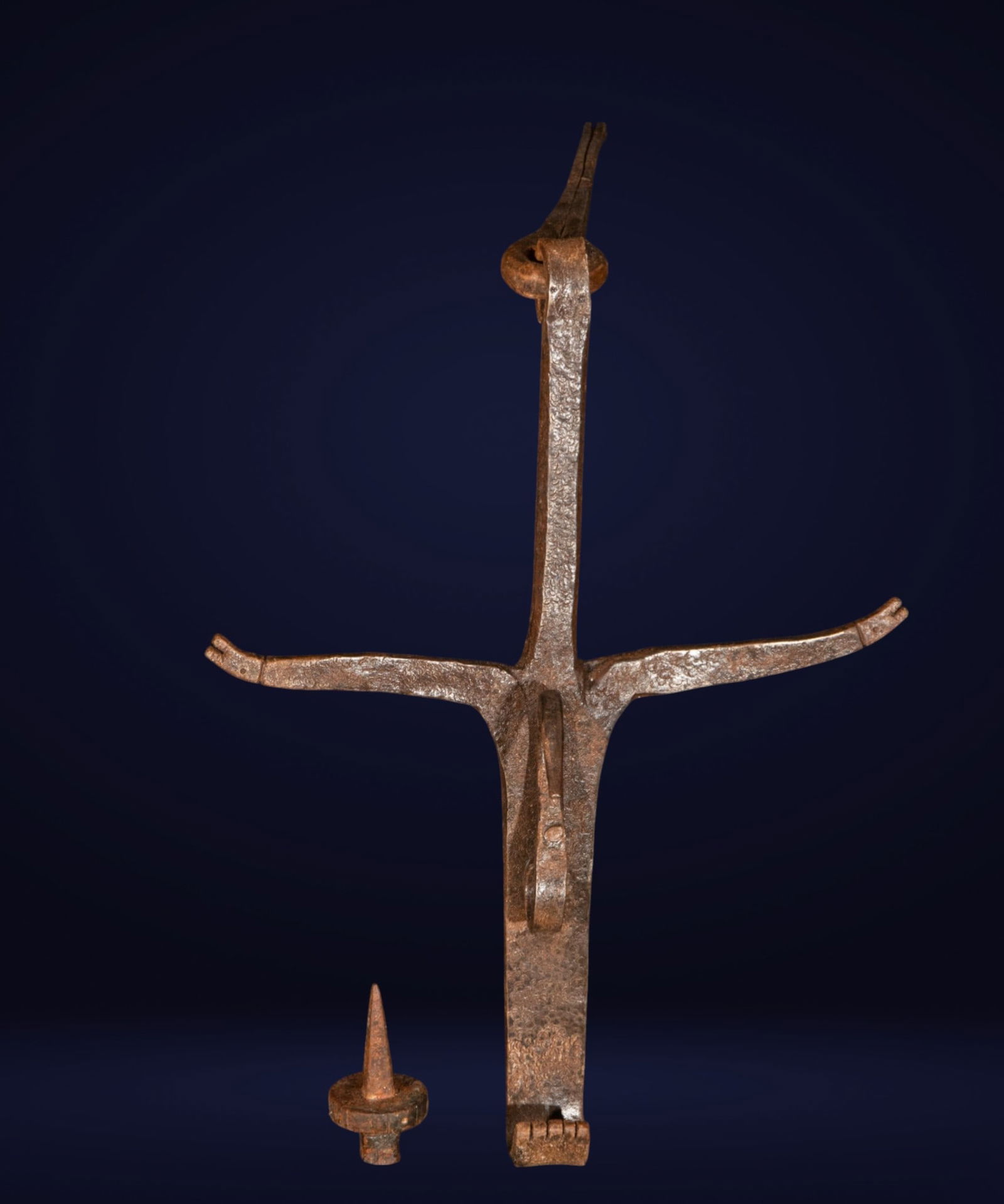 Late Gothic door knocker, European School, 15th - 16th century: Wrought iron. Dimensions: 65 × 32 × 22 cm. This wrought iron door knocker features austere lines and a cruciform structure, with curved arms and remarkable structural solidity. Its functional design