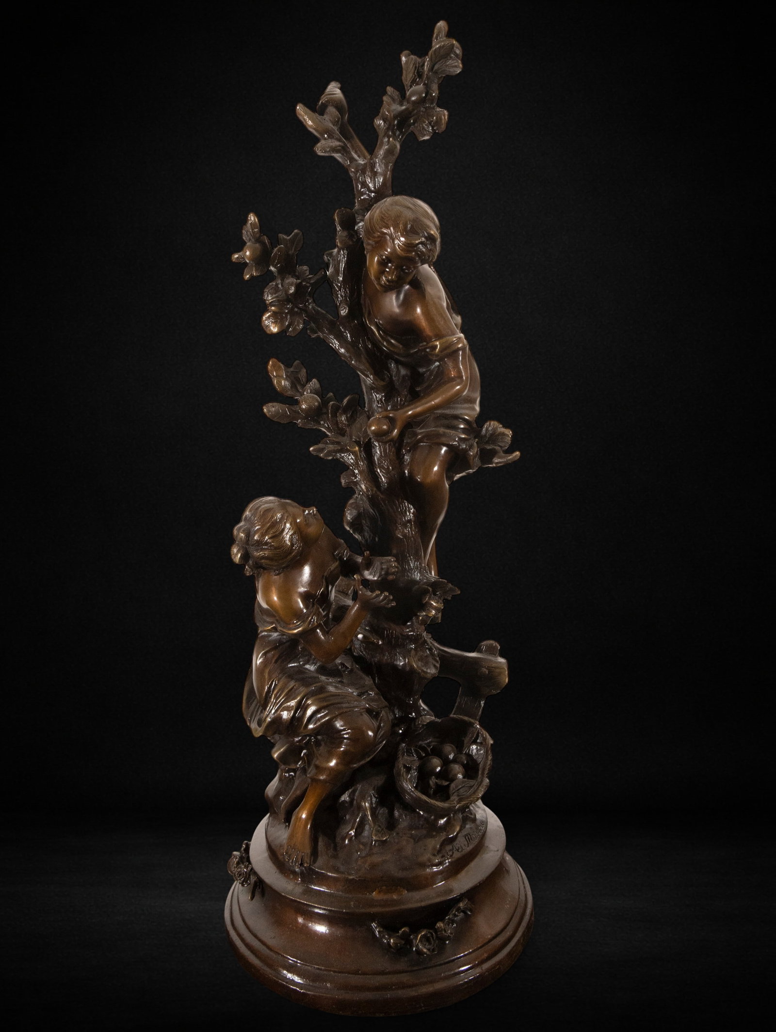 Large French Bronze - Signed Moreau on the base - French Romanticism - 19th-20th Century: Patinated bronze sculpture. Measures 70 x 25 x 25 cm. Vertical allegorical composition with two child figures arranged around a flowering tree trunk, one perched among the branches and the other in an