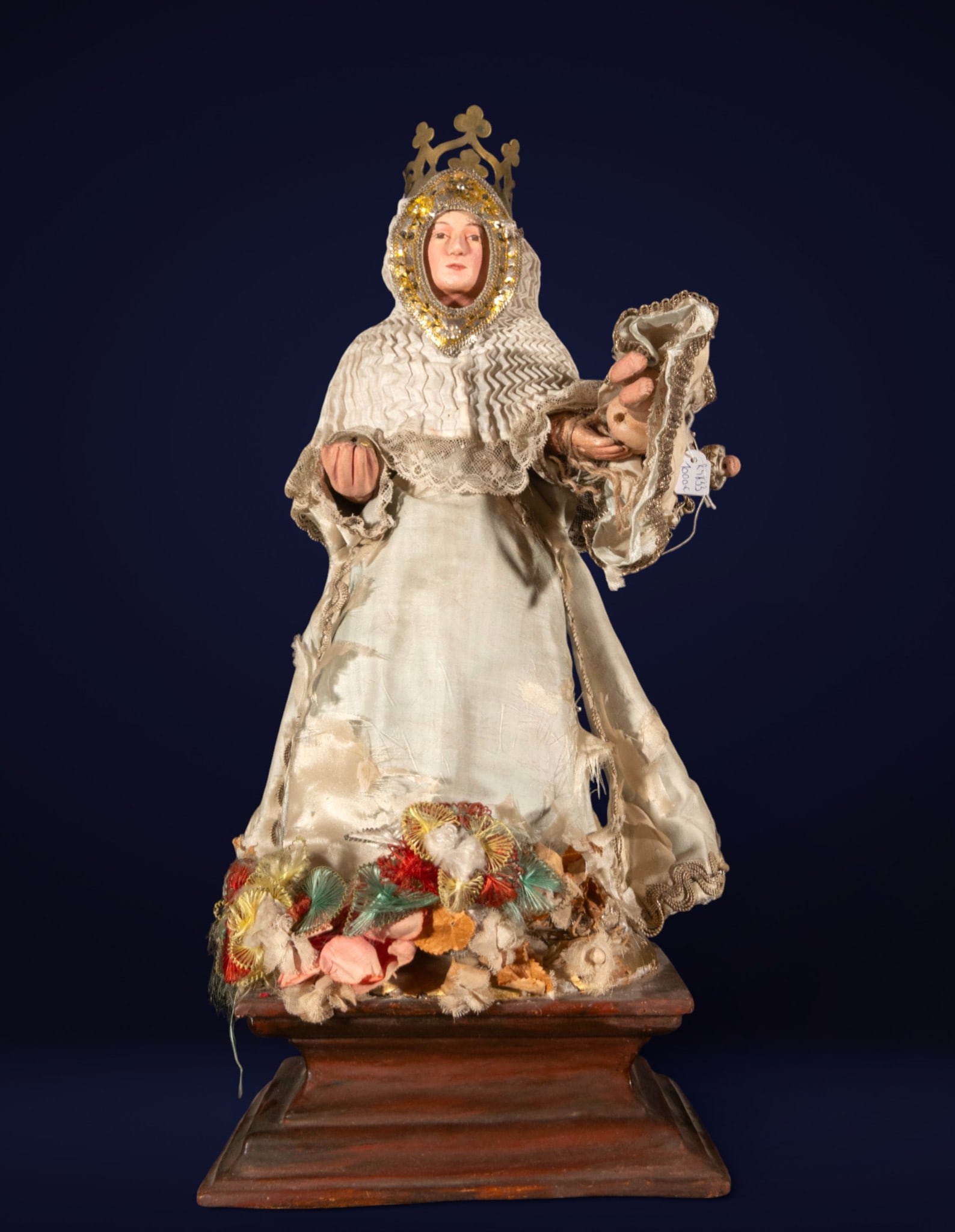 Virgin, Spanish or Hispanic American school, 19th or 20th century: Dressed sculpture with polychrome head and hands, probably mounted on a frame. Measures 50 x 22 x 16 cm.