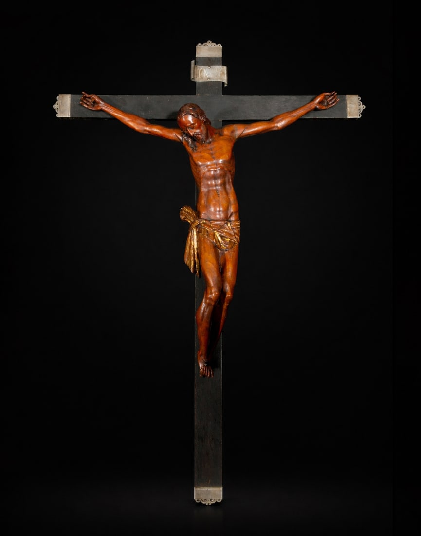 Exquisite Renaissance Christ in Boxwood from the 16th Century: Carved boxwood with an ebonized wooden cross and silver fittings. Measures 34 x 35 x 3.7 in / 64 x 45 x 8.5 cm. Important private collection.