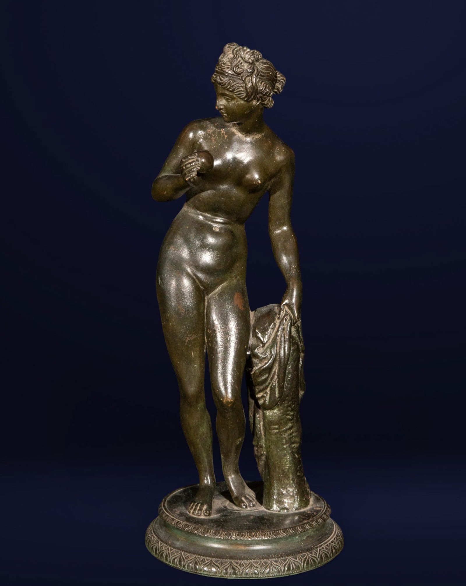 Venus Grand Tour in blued bronze. Grand Tour. 19th century: Blued bronze. Measurements 27 x 11 x 11 cm.
