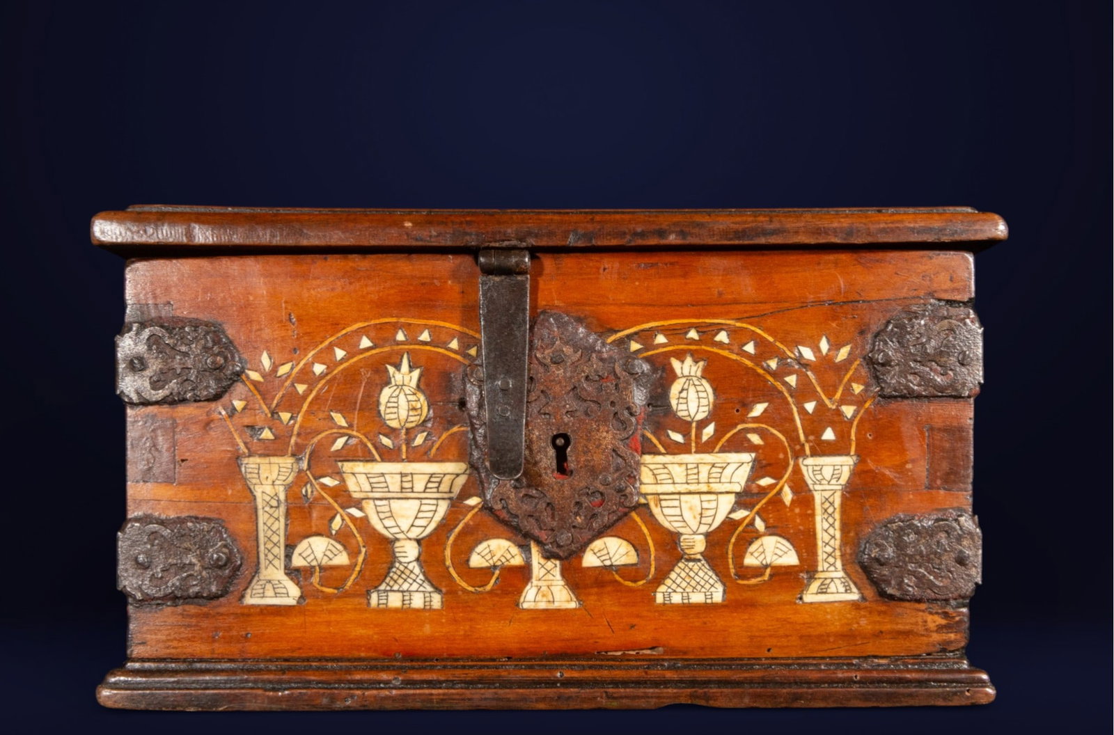 Aragonese box with bone marquetry and iron fittings, 16th-17th centuries: Wood, marquetry and iron. Measures 48 x 32 x 26 cm.