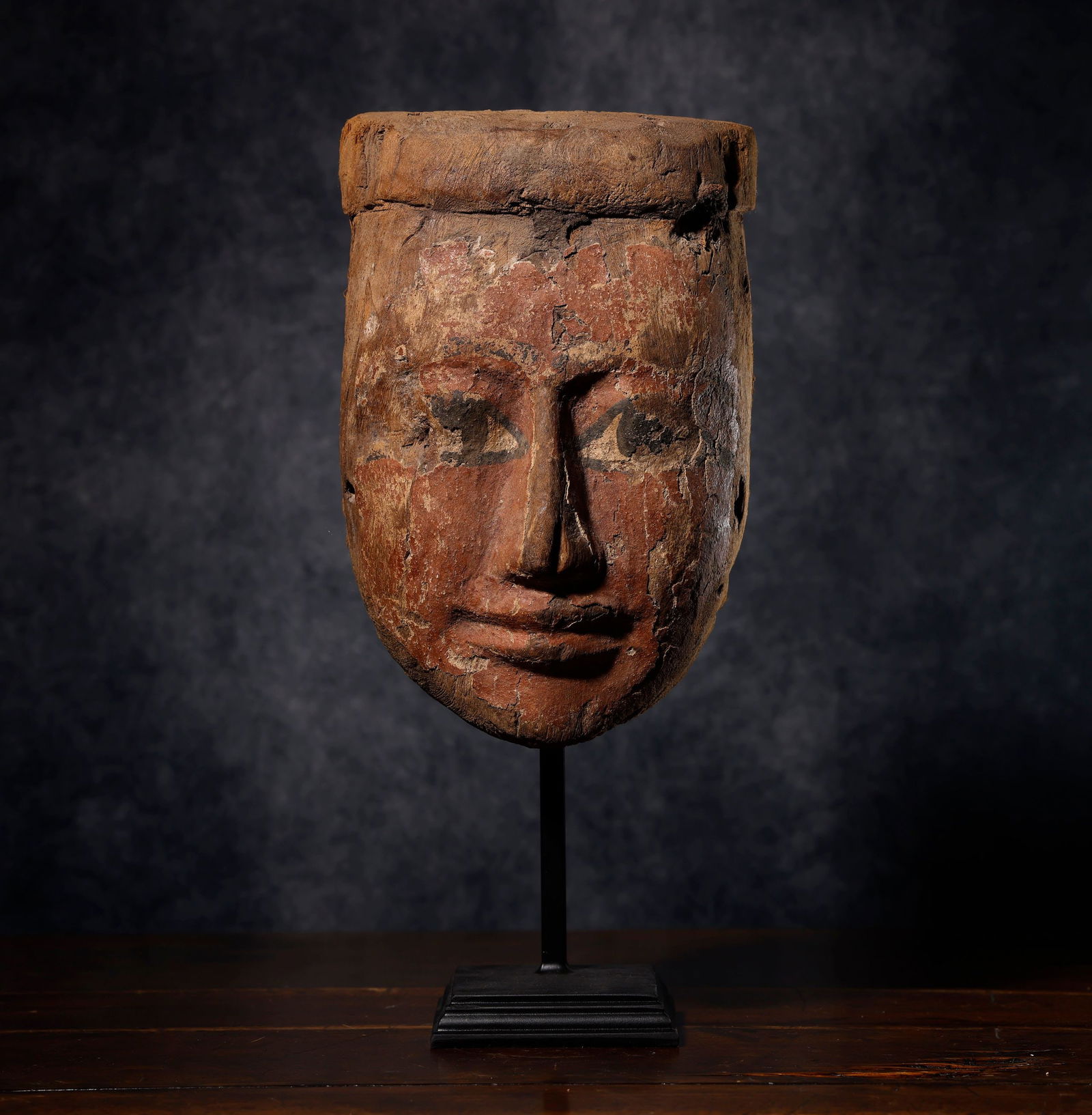 EXCEPTIONAL EGYPTIAN FUNERARY MASK - Late Empire (722 - 332 BC): Made of sycamore wood, its authenticity and period are guaranteed, and it retains its original polychromy. Provenance: former French private collection, Catalan private collection.