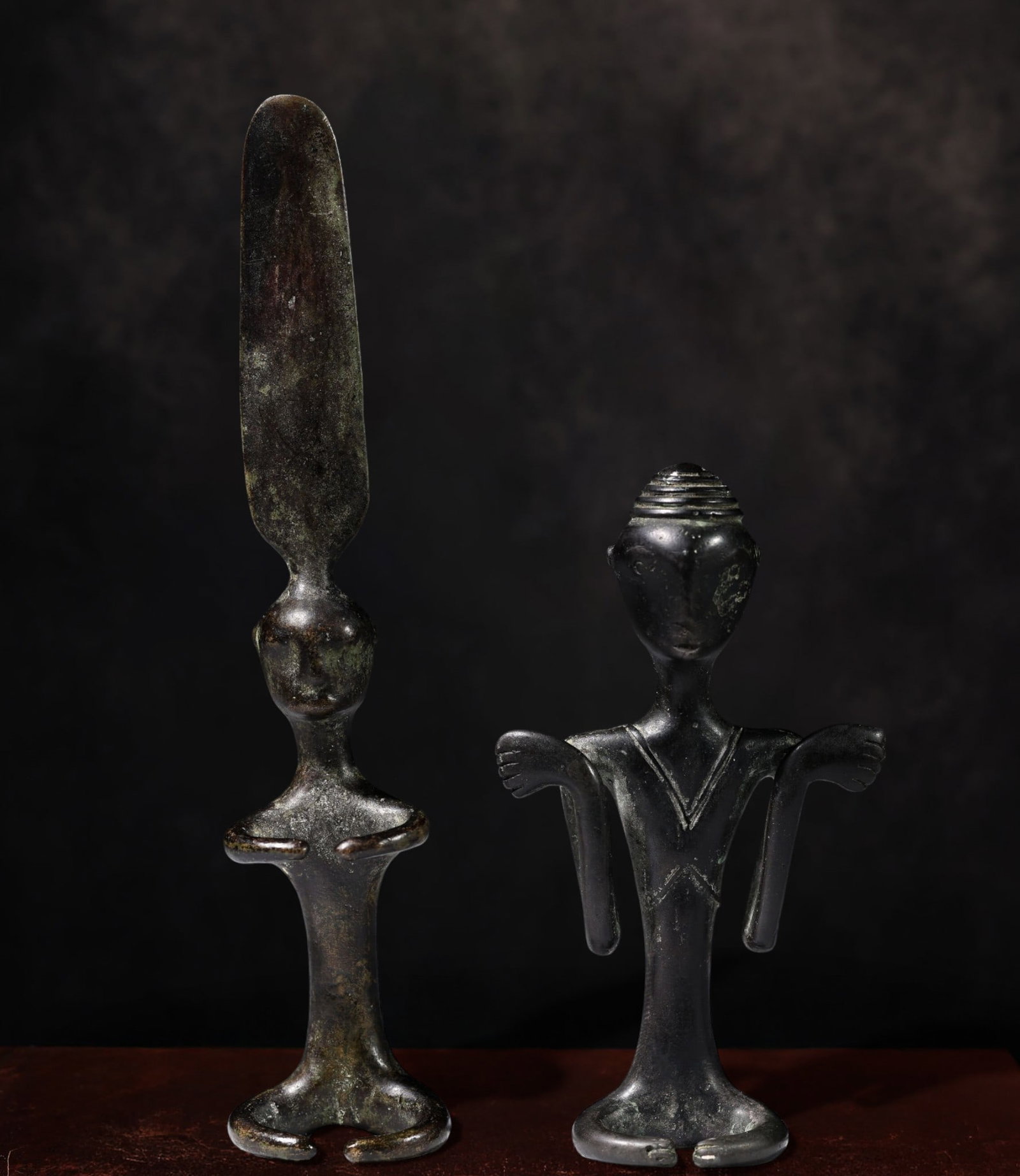 Exceptional pair of bronze figurines from Nias, Sumatra, Indonesia. 18th century: In bronze. Size 13 x 2.6 x 2.3 cm. The second: 8.5 x 5 x 2.2 cm. Provenance: important private collection.