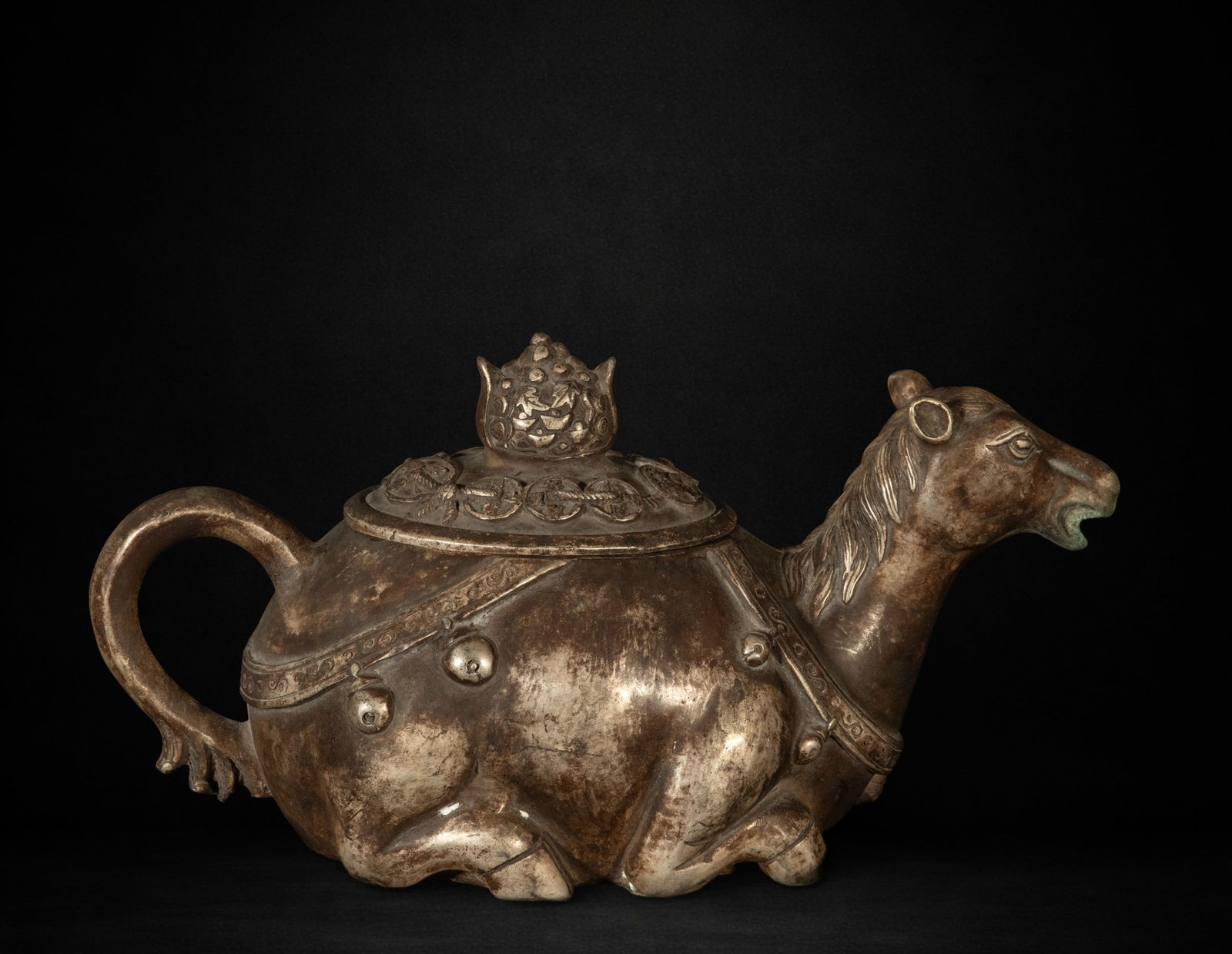 Chinese Tibetan silver teapot, 878g, purity 300-400: Tibetan silver, 19th-20th century. Dimensions: 20 x 13 cm