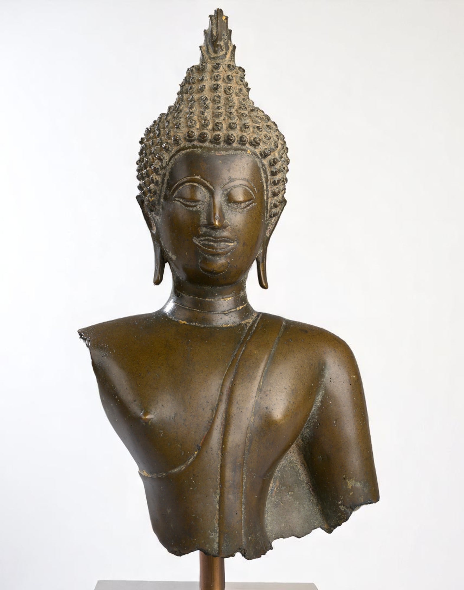 Bust of Buddha Ayuthaya. Thailand. 17th century. Height: 34 cm.: Bust of Buddha with a serene expression, dressed in the utarasanga monastic robe. Bronze with a brown patina. Ayutthaya Kingdom, Thailand. 17th century. Height: 34 cm. Lot in international warehouse (