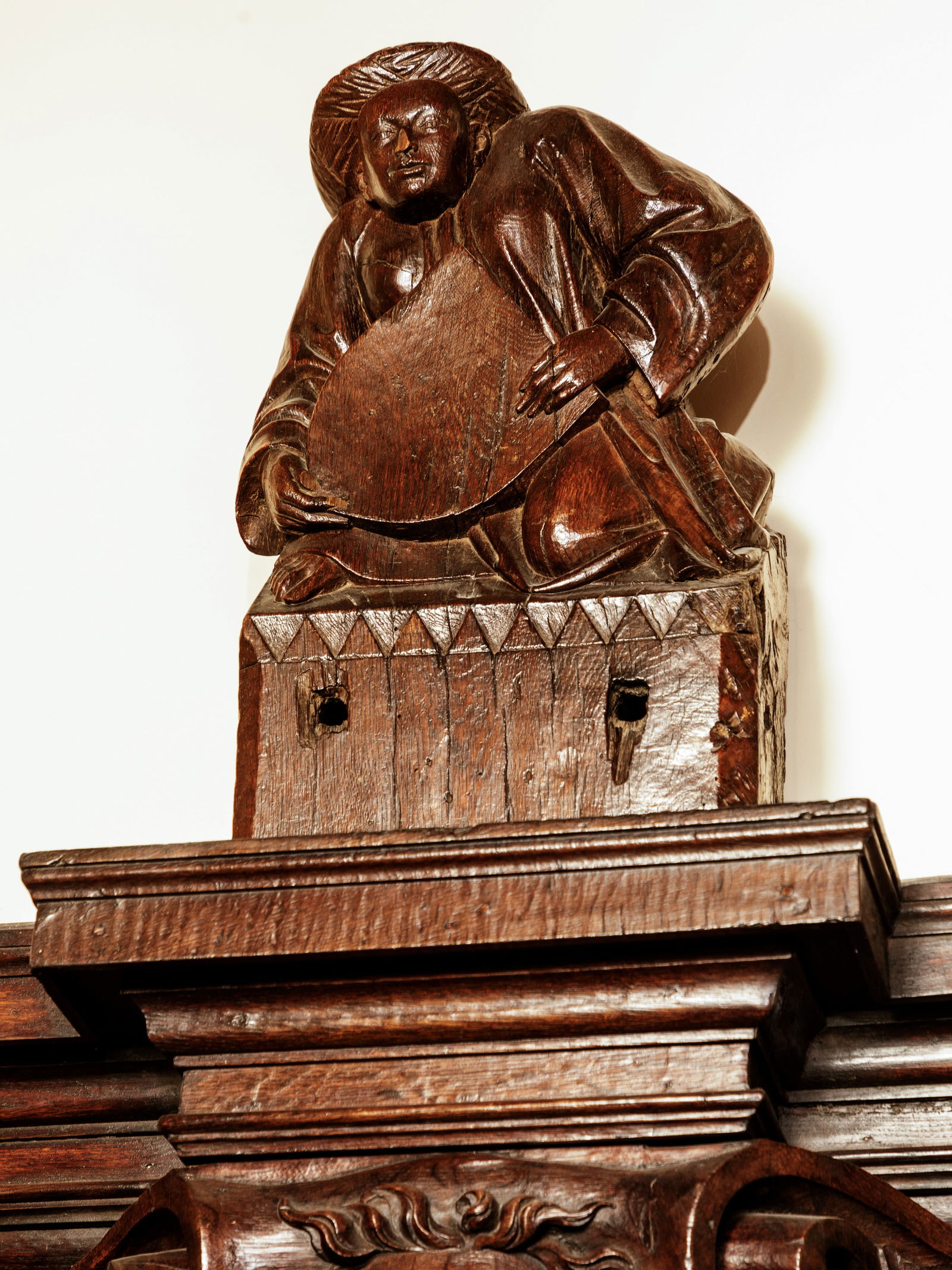 English Tudor Door Finial. Oak. Late 15th Century. Northern France or England. Height: 55 cm -: English Tudor Door Finial. Oak. Late 15th century. Northern France or England. Height: 55 cm - Width: 29.5 cm - Depth: 12 cm. Lot in international warehouse (outside the EU). For shipments to the Euro