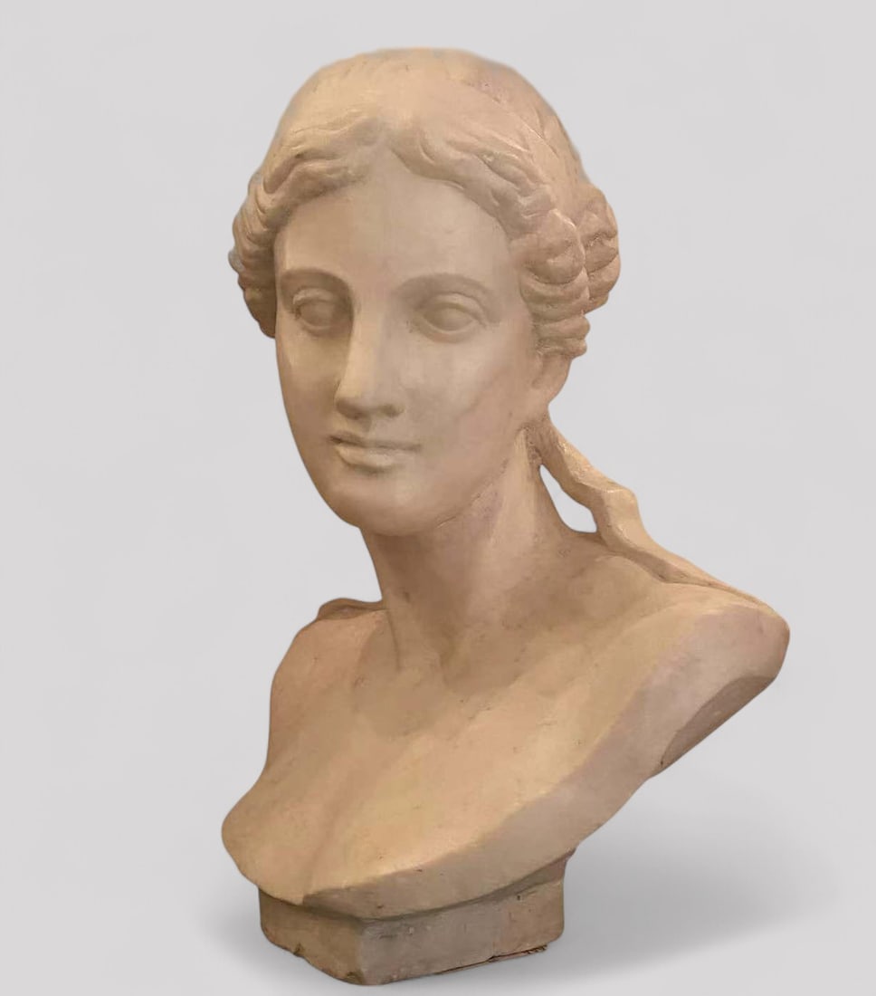 Bust of Venus in white marble. Late 19th century. 55 x 45 cm.: Late 19th century. 55 x 45 cm. Lot in international warehouse (outside the EU). For shipments to the European Union, import duties and/or taxes will apply and are the responsibility of the buyer.