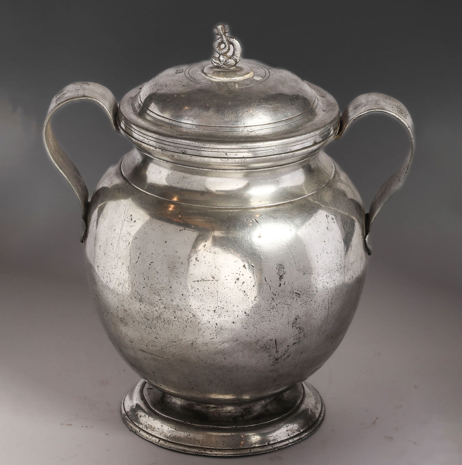 French baluster planter with a globular body and two scrolled handles. Tin. Height 34 cm x Length 28: Tin. Height 34 cm x Length 28 cm x Diameter 16 cm. Various stamps. Lot in international warehouse (outside the EU). For shipments to the European Union, import duties and/or taxes will apply and are t