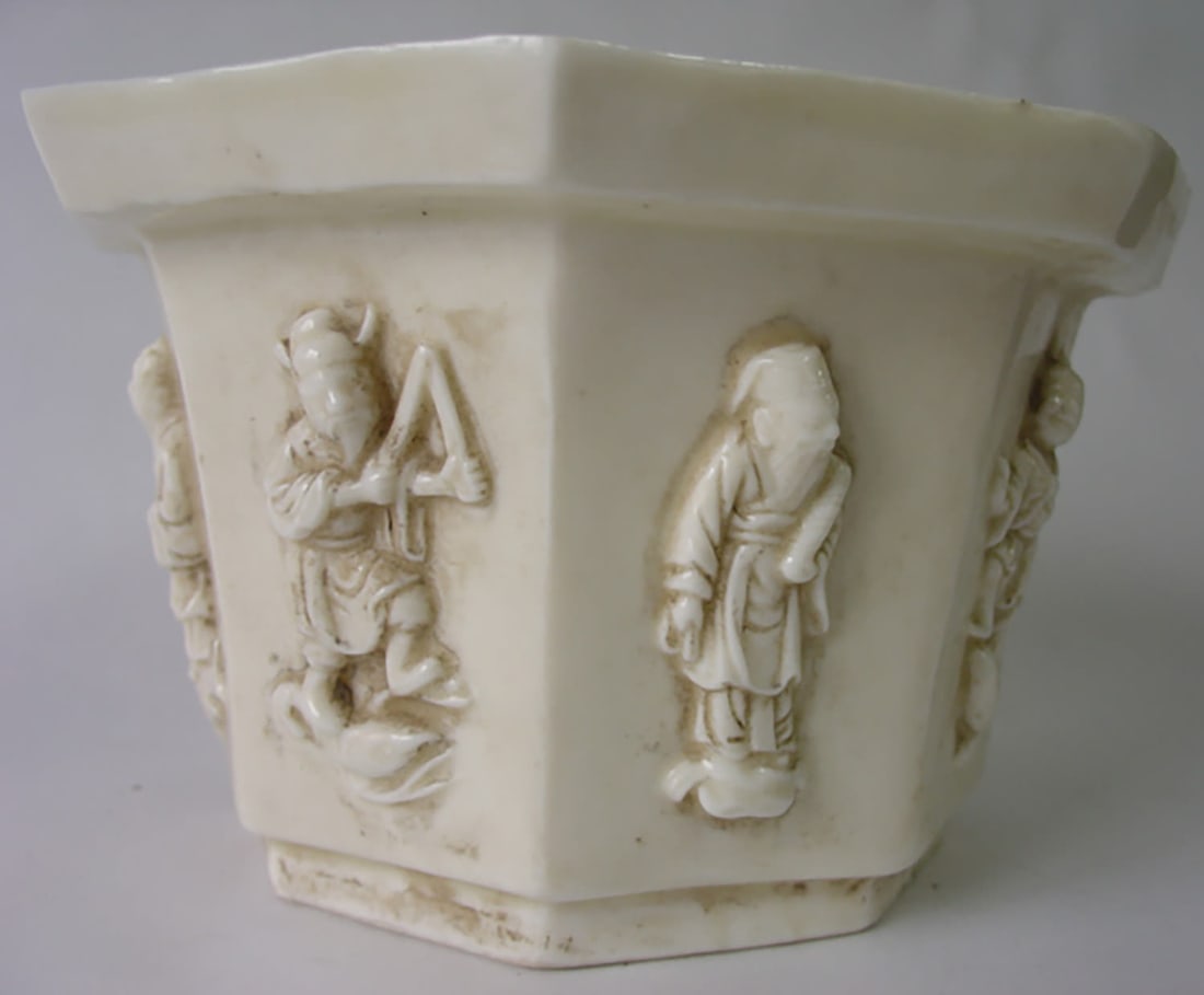 Octagonal white Chinese porcelain pot, Dehua, molded with a figure on each side. Porcelain.: Octagonal white Chinese porcelain pot, from Dehua, molded with a character on each side. Porcelain. 20th Century Qing Dynasty, China. Dynasty. Height 10.5cm. Diameter at the neck 17cm. China - Tibet -