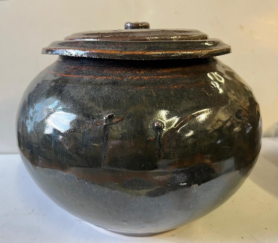 Covered globular pot, in stoneware with a shaded brown monochrome glaze. China, Ming Dynasty: Covered globular pot, in stoneware with a shaded brown monochrome glaze. China, Ming Dynasty 1368-1644. Height 20 cm x diameter 19 cm. China - Tibet - Ming - Qing - Oriental Art - Asian Art - Chinese