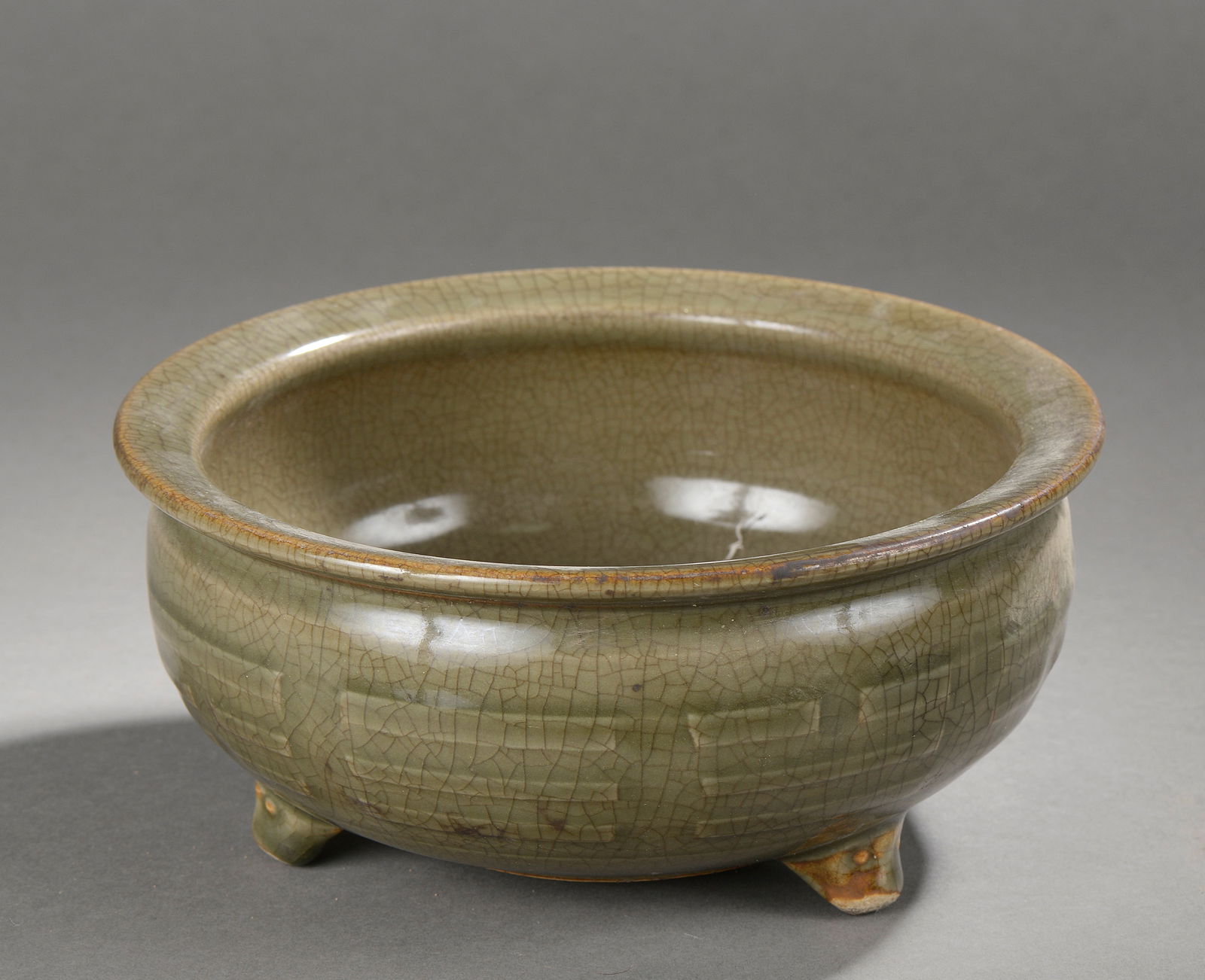 Coarse porcelain lonquan tripod incense burner decorated on the exterior wall with Taoist diagrams: Diameter 22 cm. Thermoluminescence test confirms dating. Lot in international warehouse (outside the EU). For shipments to the European Union, import duties and/or taxes will apply and are the respons