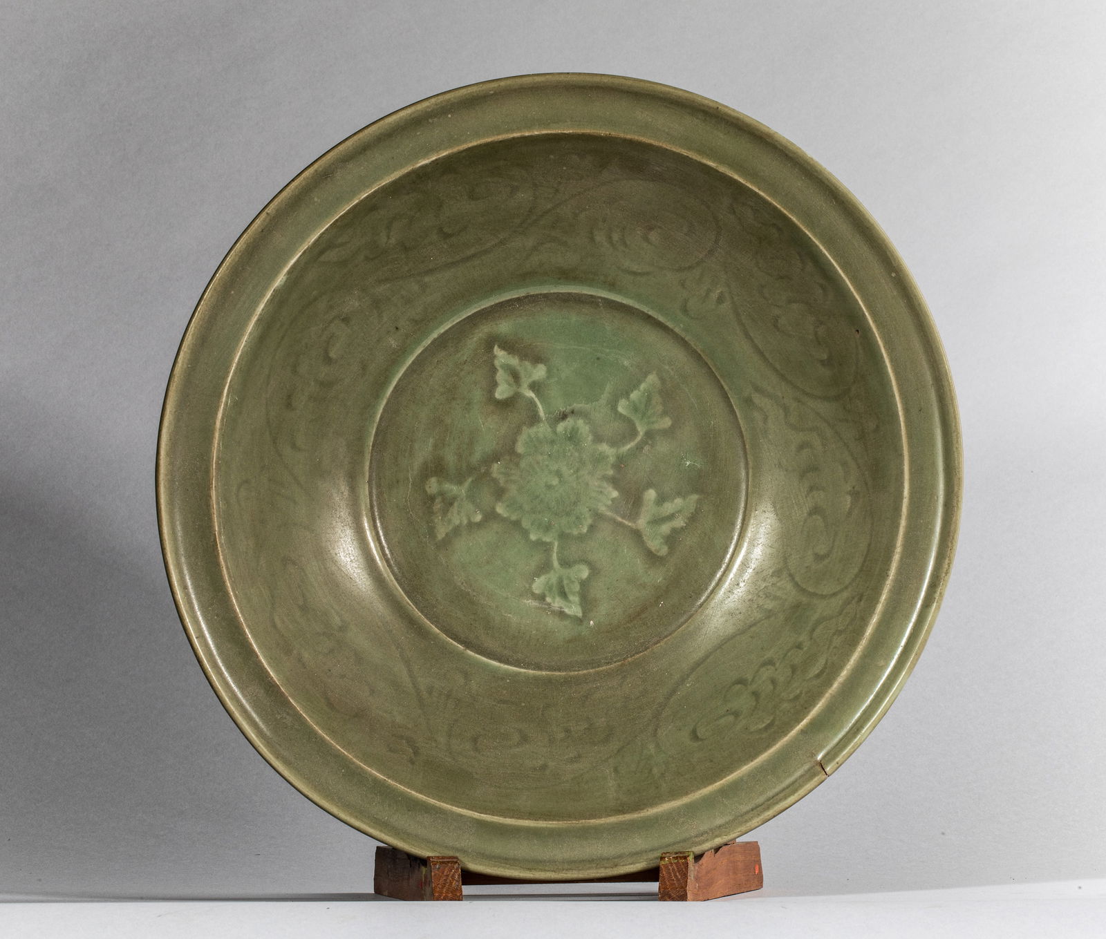 Longquan coarse porcelain dish with incised decoration under a monochrome kaldon glaze, featuring (1 of 4)