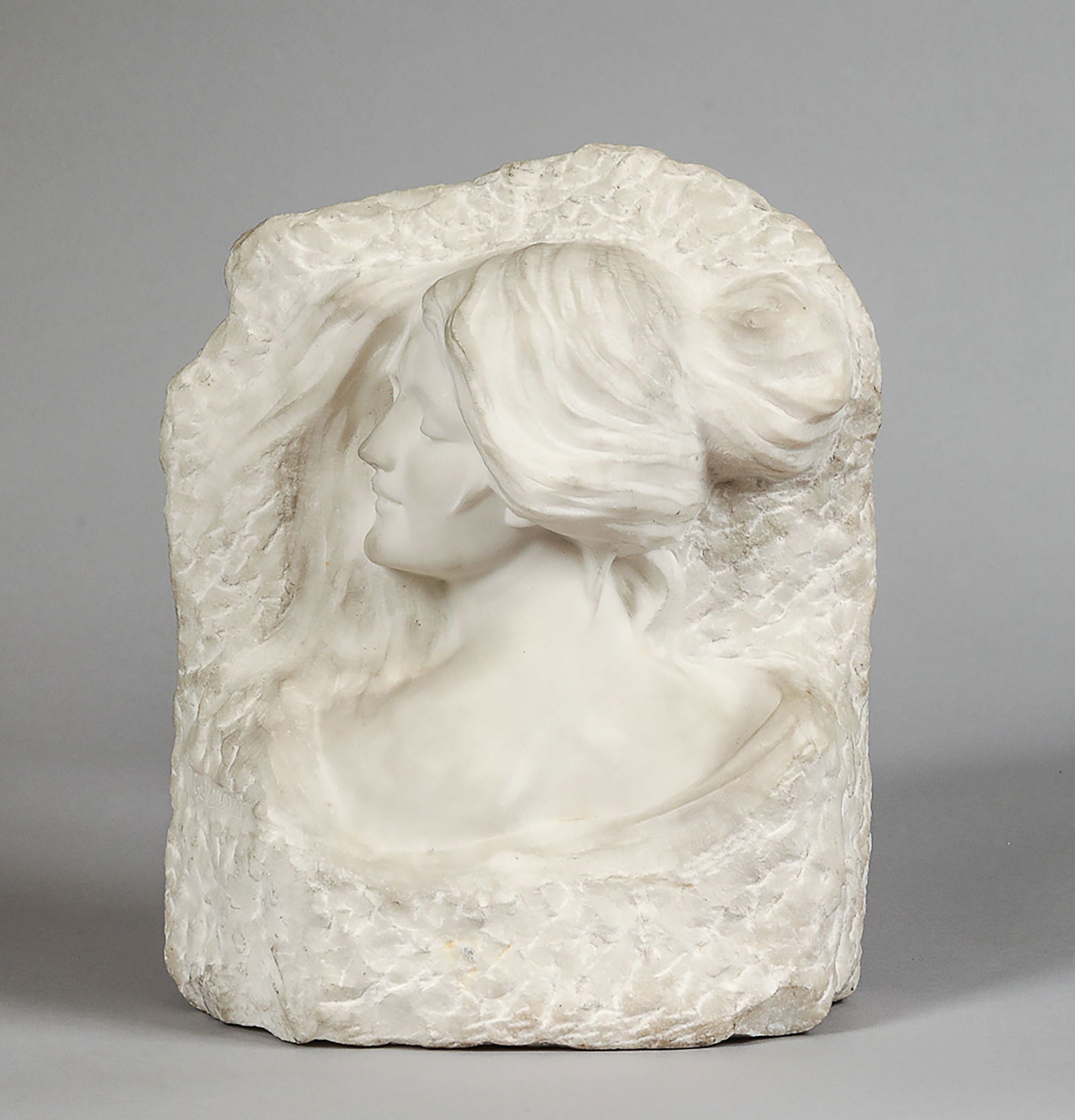 Bas-relief of a Young Italian Lady from the late 19th century, in Carrara marble: 38 cm high. Provenance: owned by an important European collector. Lot in international warehouse (outside the EU). For shipments to the European Union, import duties and/or taxes will apply and are th