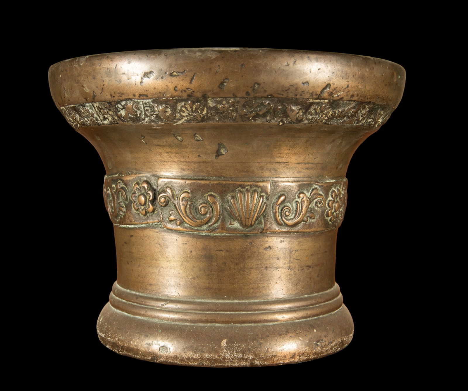 Large Renaissance bronze mortar, Northern Italy, 16th century: 23x29x29cm. Provenance: Owned by a prominent European collector. Previously in a Belgian private collection. Tribal Art - African - Oceania - Asia - China - Ming - Qing. Lot in international warehouse